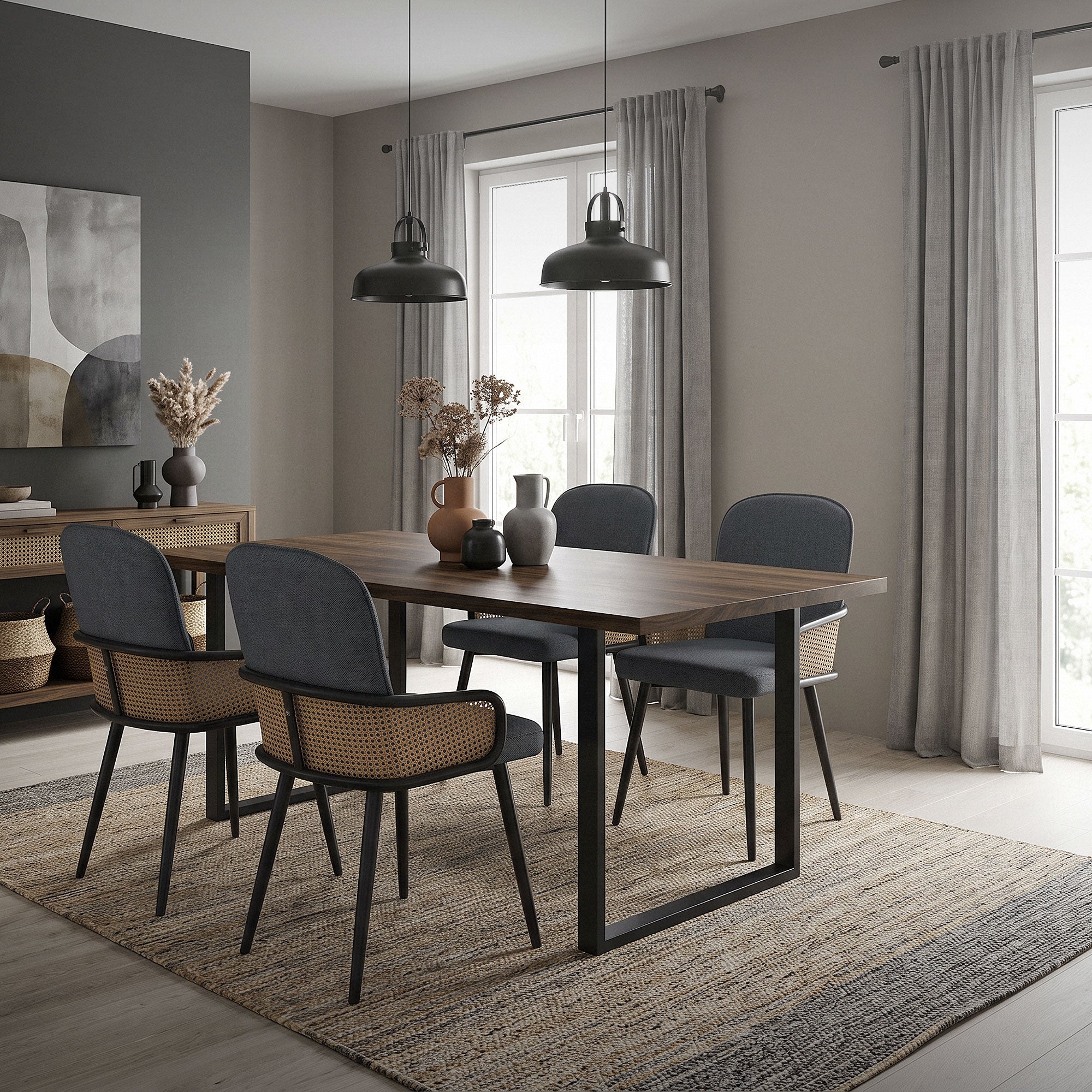 Sala da pranzo con un tavolo e quattro sedie in un ambiente moderno.
