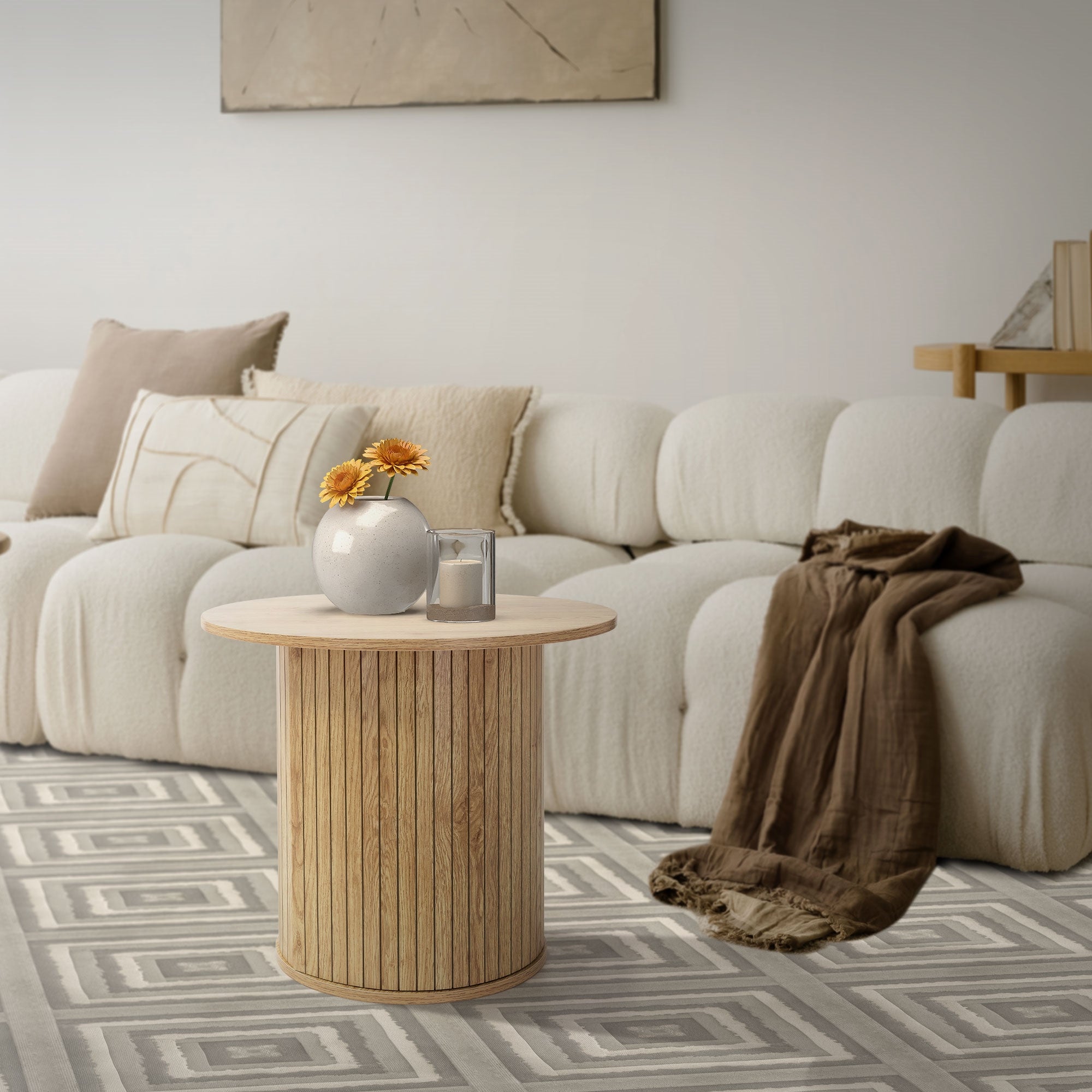Runder Tisch in einem modernen Wohnzimmer mit Sofa und Dekoration.