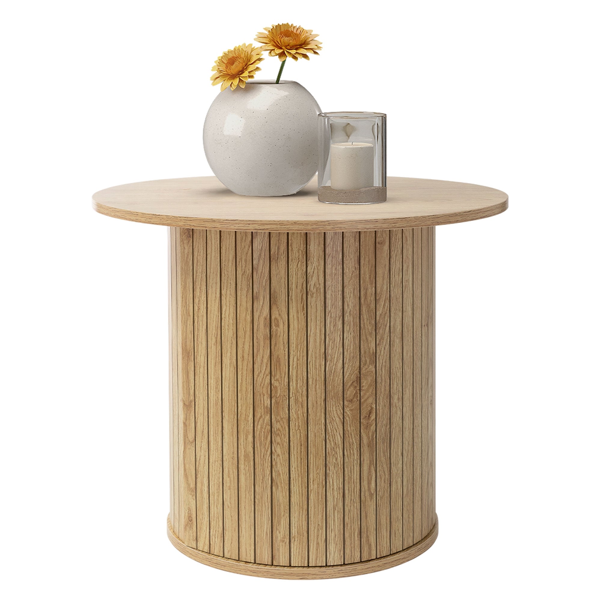 Runder Holztisch mit einer Vase und einer Kerze auf der Oberfläche.