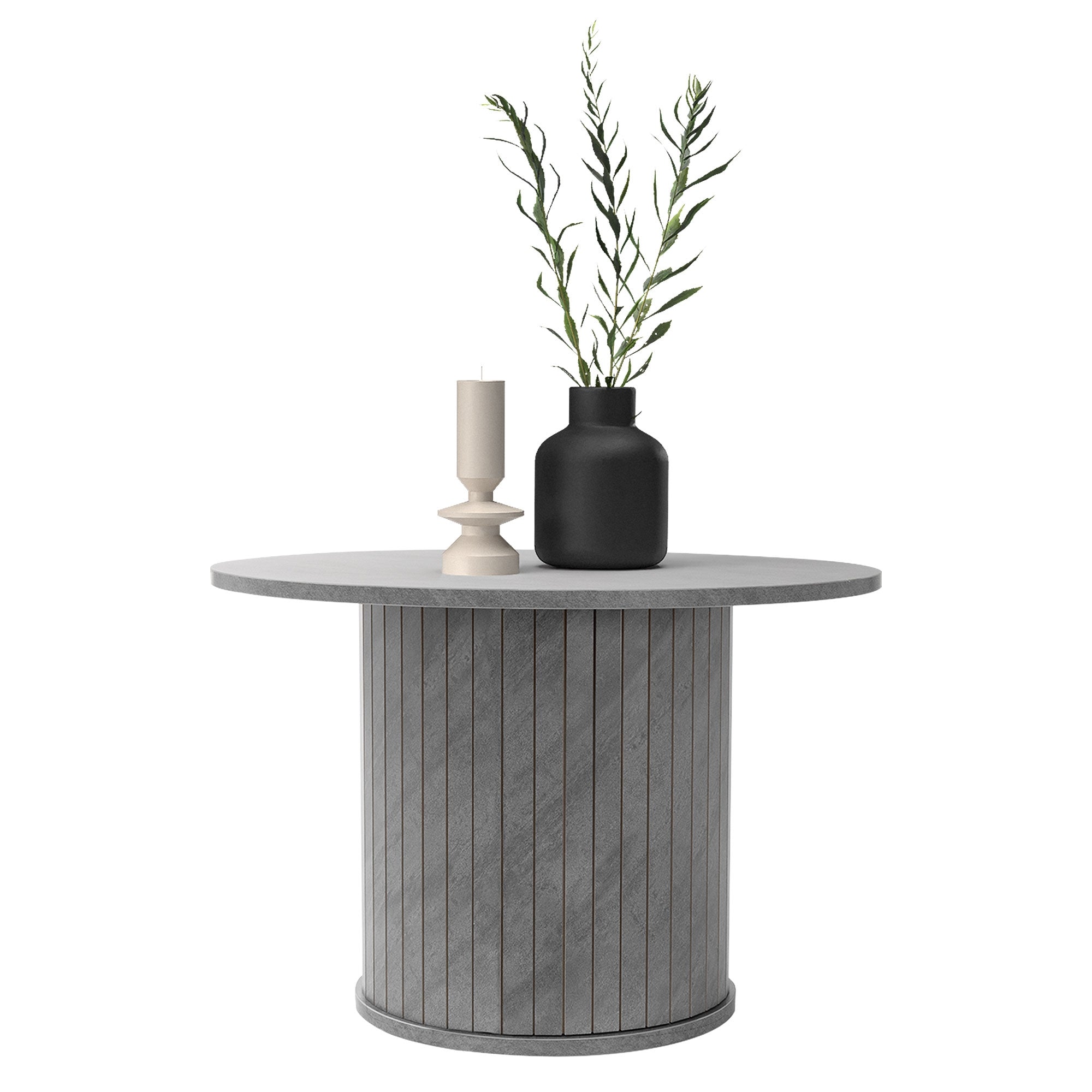 Rundt bord med grå overflade, to stearinlys og en vase med planter.
