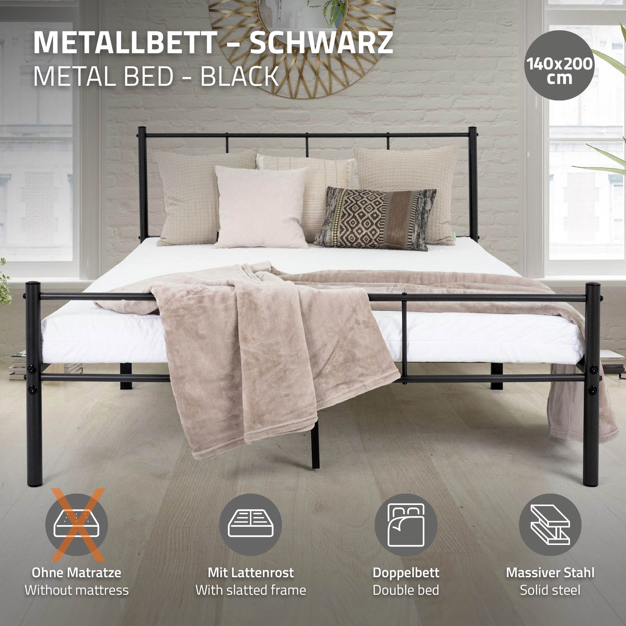 Schwarzes Metallbett mit zwei Matratzen und dekorativen Kissen.