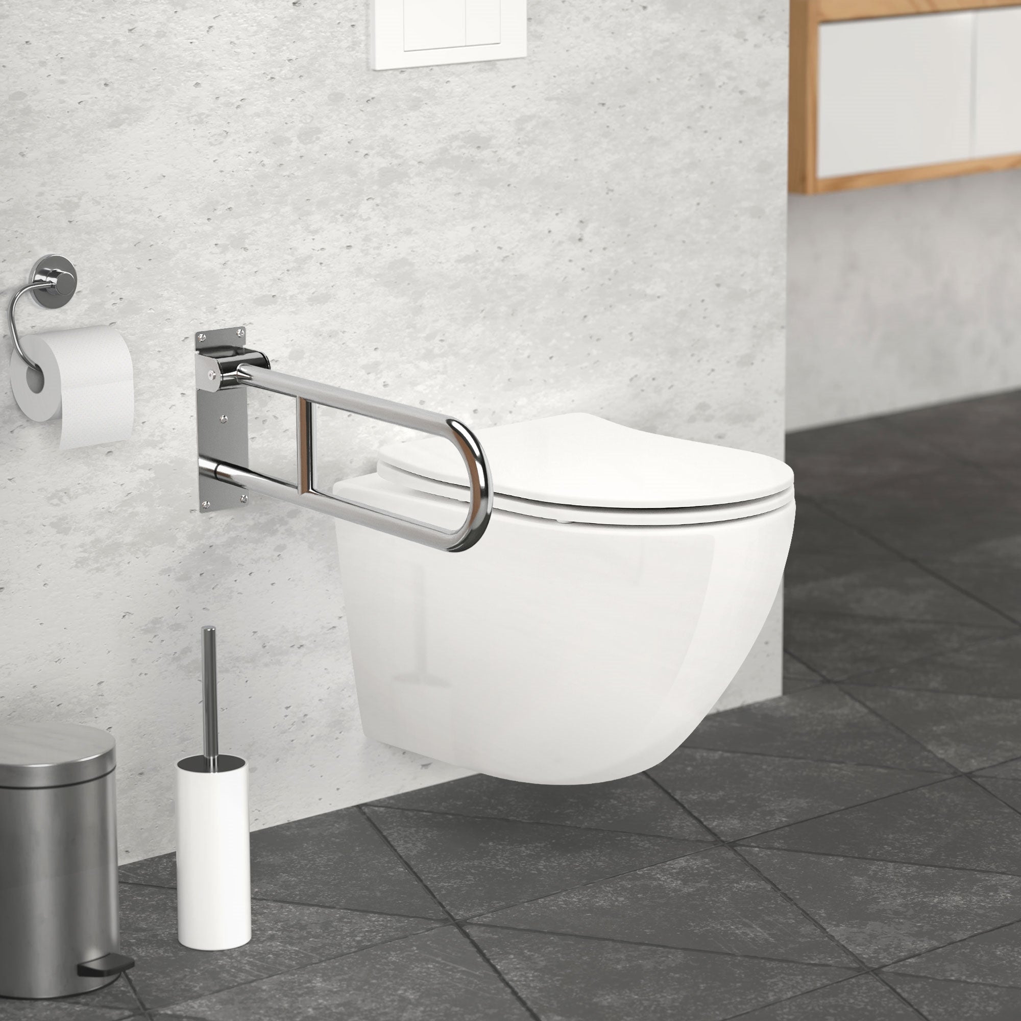 Toilette mit klappbarem Haltegriff und Abfallbehälter im Badezimmer.