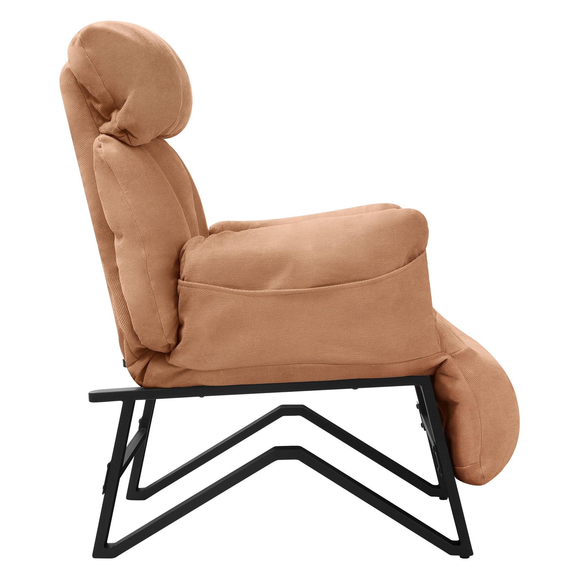 Sillón beige de perfil, con respaldo acolchado y estructura negra.