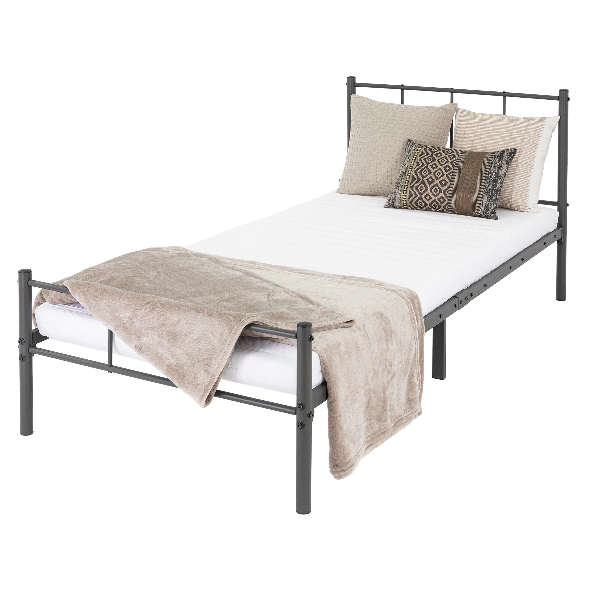 Einzelbett mit grauem Metallrahmen, Kissen und einer Decke.