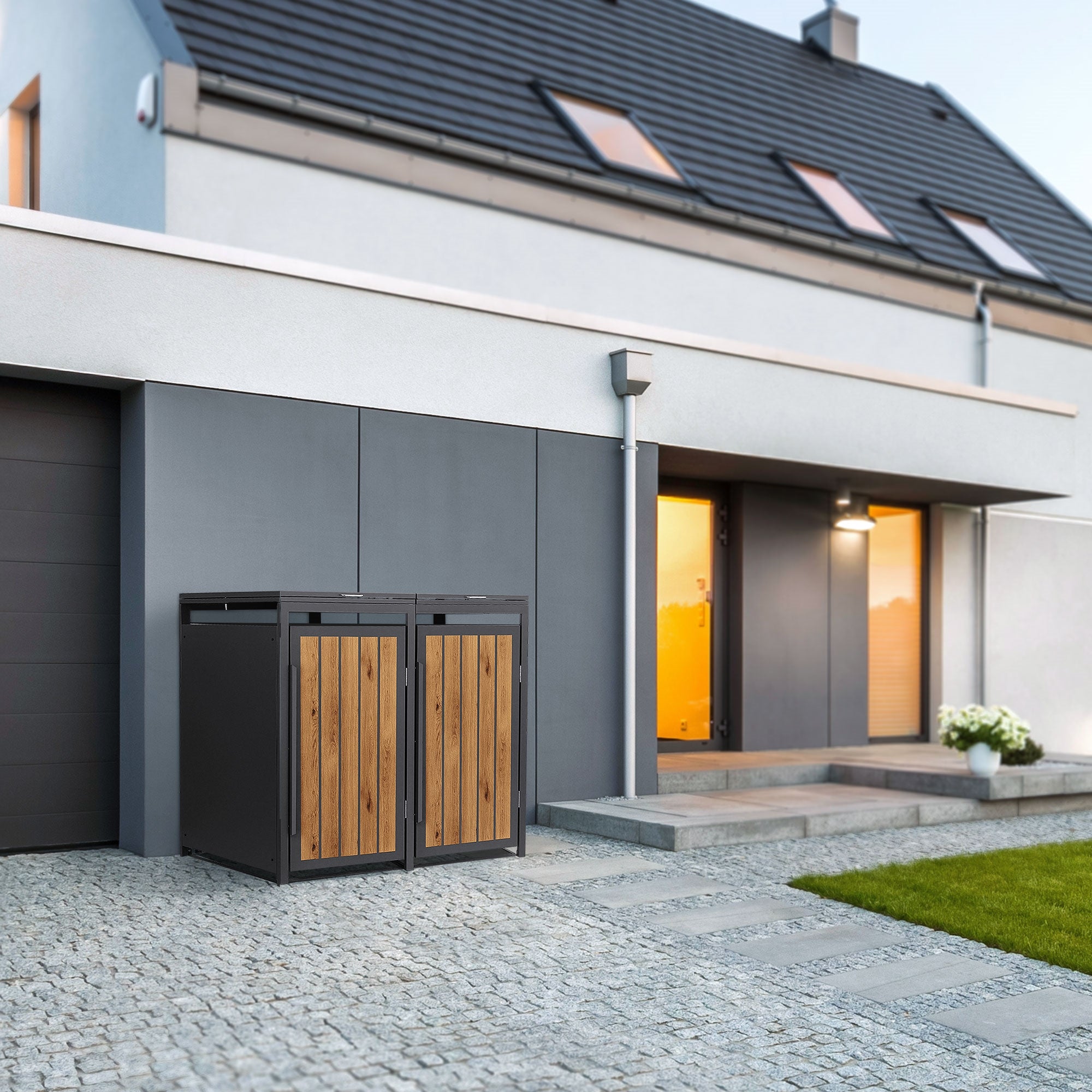 To affaldsbeholderbokse i træ og metal foran et moderne hus.