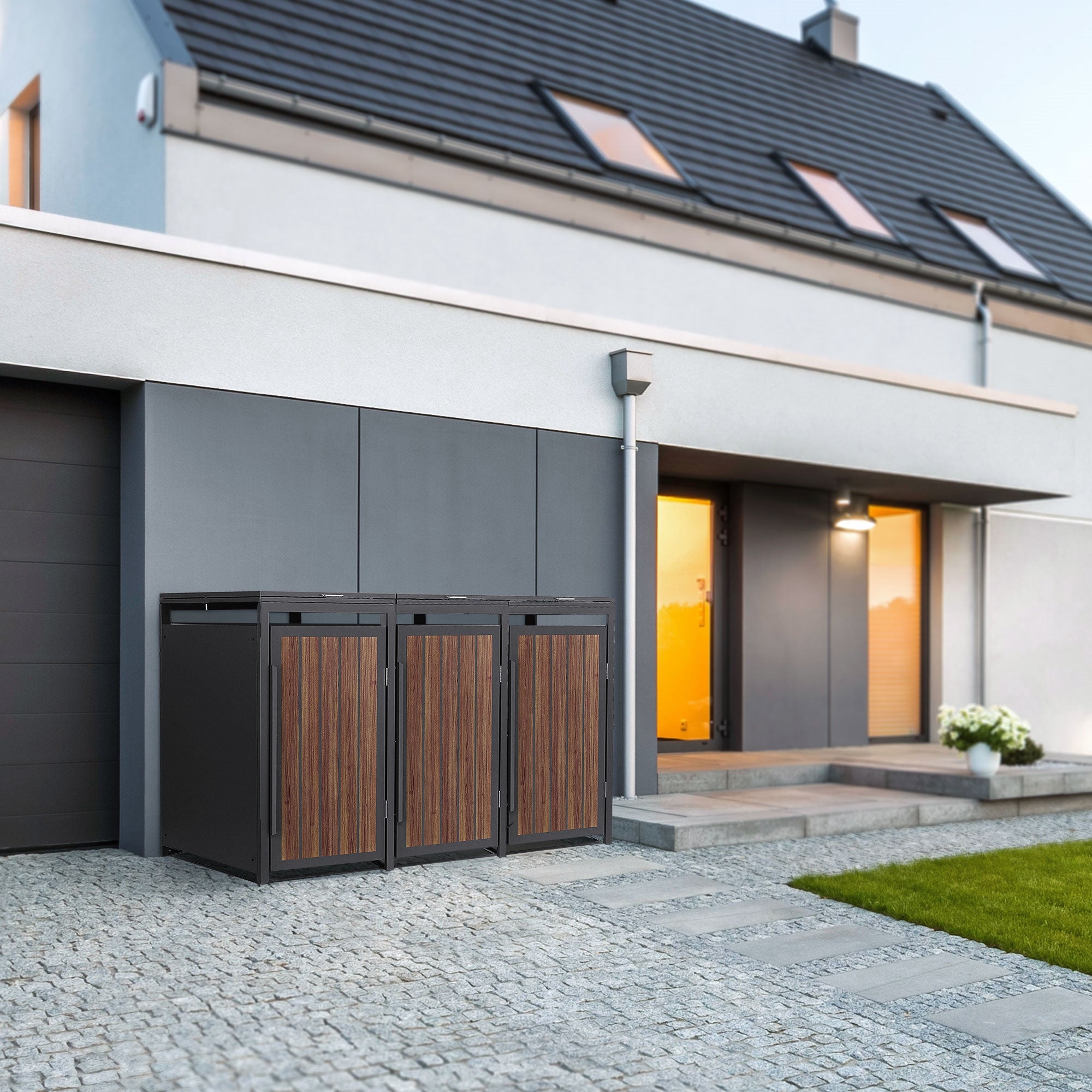 Affaldsbeholdere i en moderne have foran et hus.