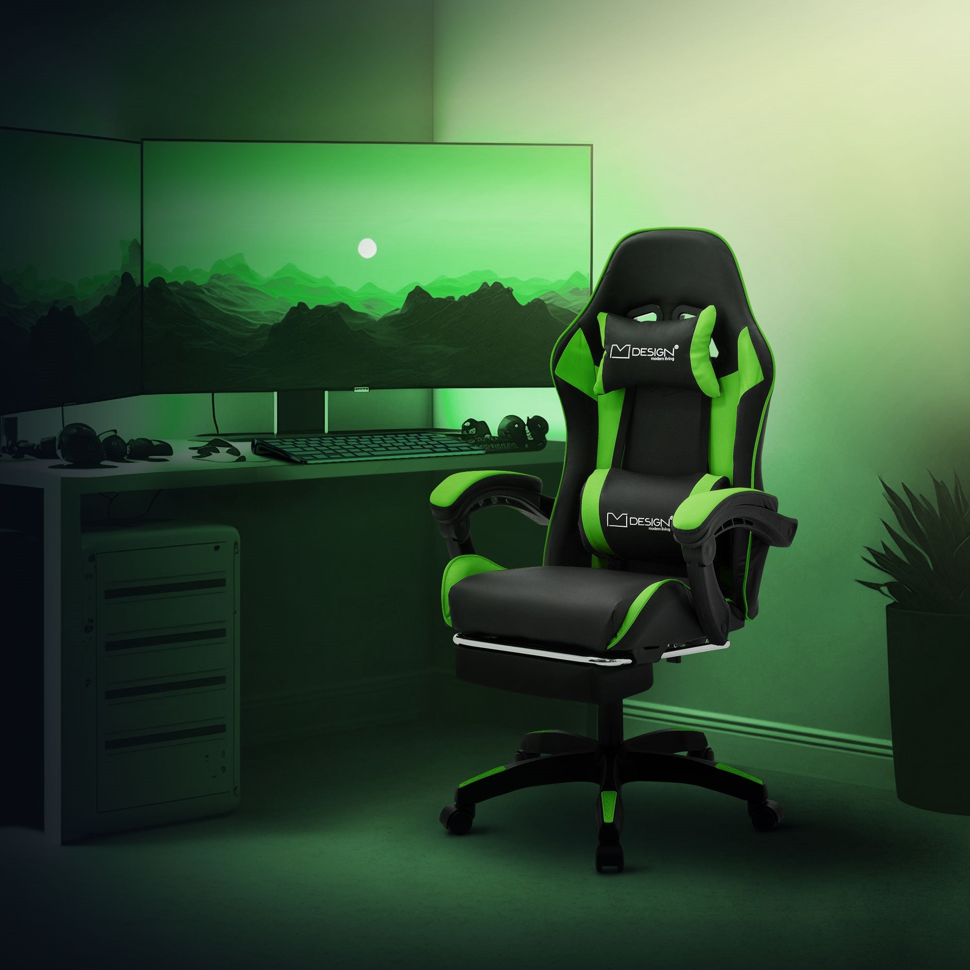 Gamingstol i sort og grøn foran en computer med to skærme.