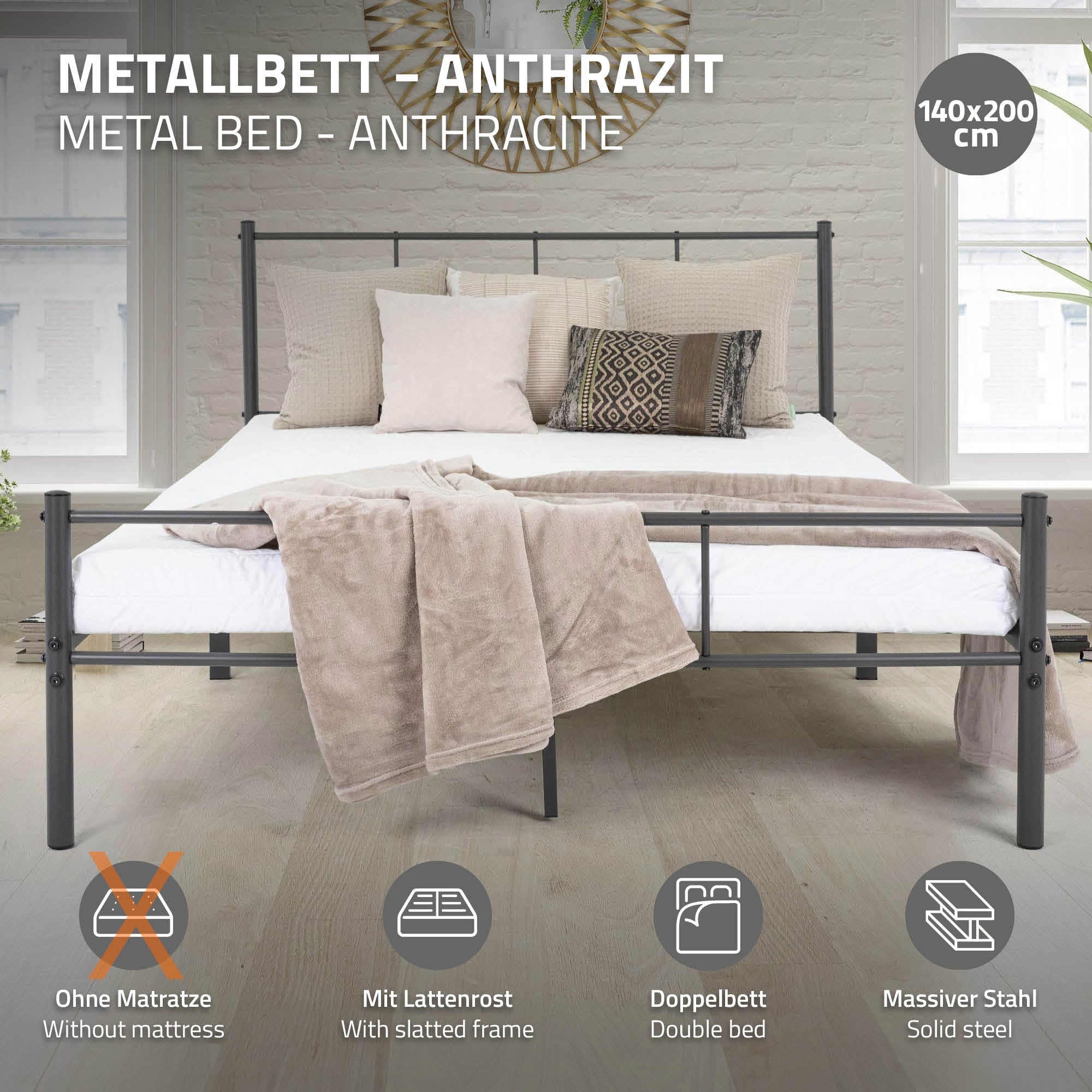 Ein anthrazitfarbenes Metallbett mit Kissen und Decken, ohne Matratze.