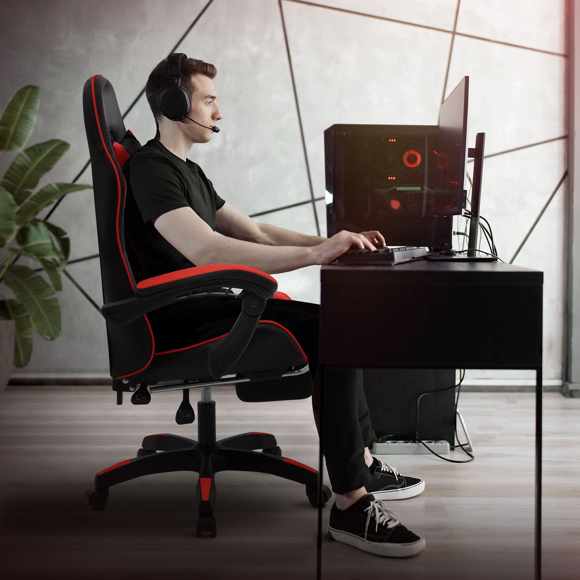Ung mand sidder i en gamingstol og spiller på computeren.