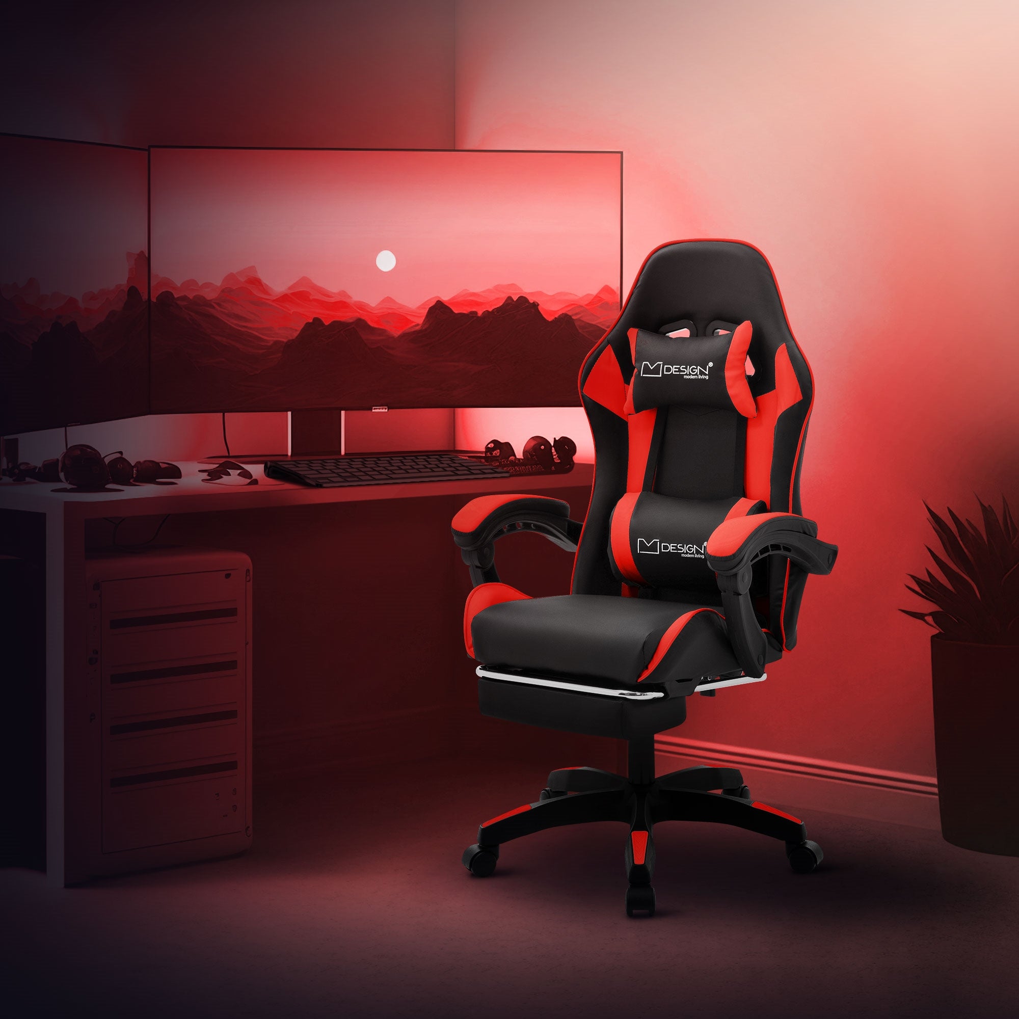 En gamingstol i et moderne rum med to skærme.