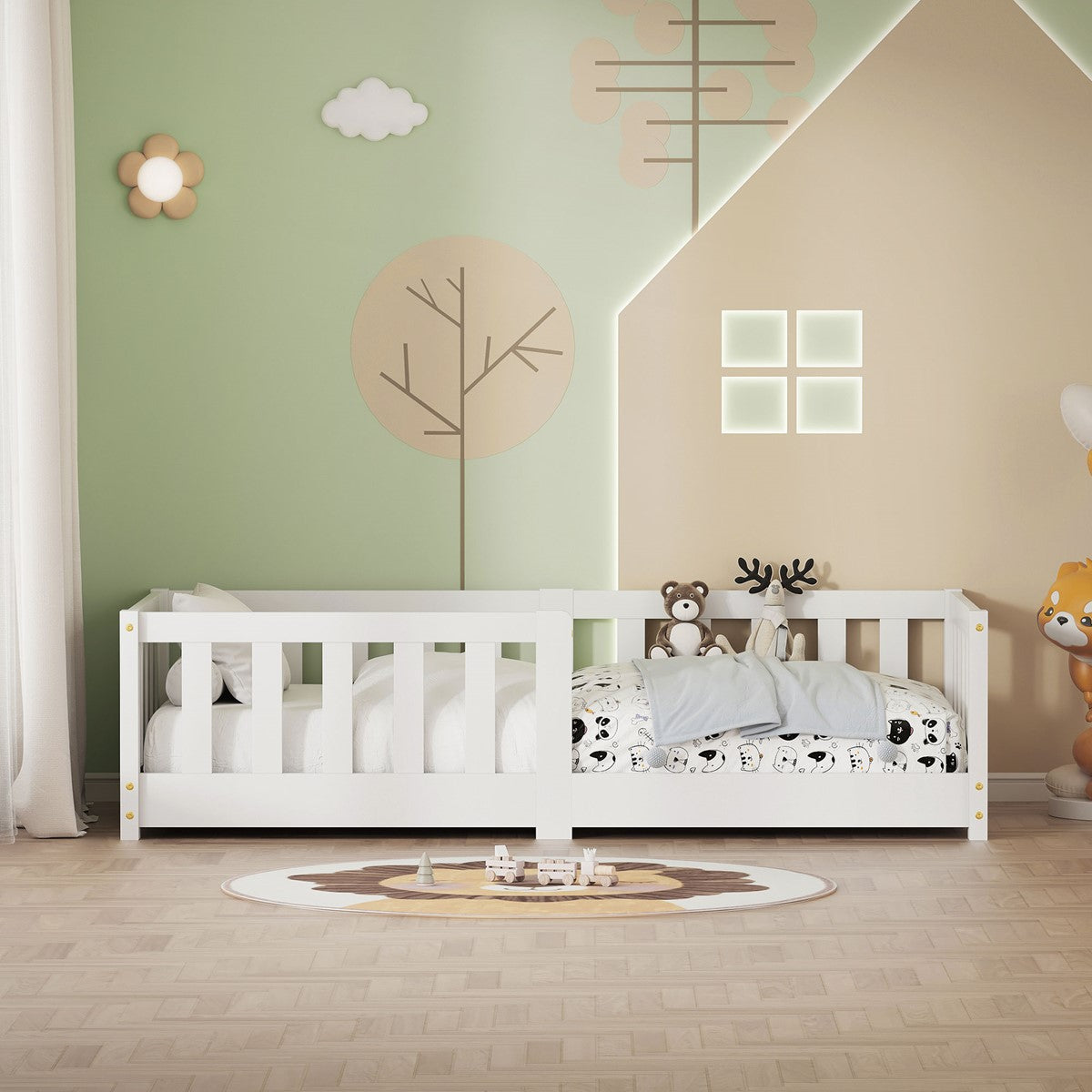 Letto per bambini bianco con sponde a sbarre, coperta e peluche in una cameretta con parete verde e tappeto gioco.