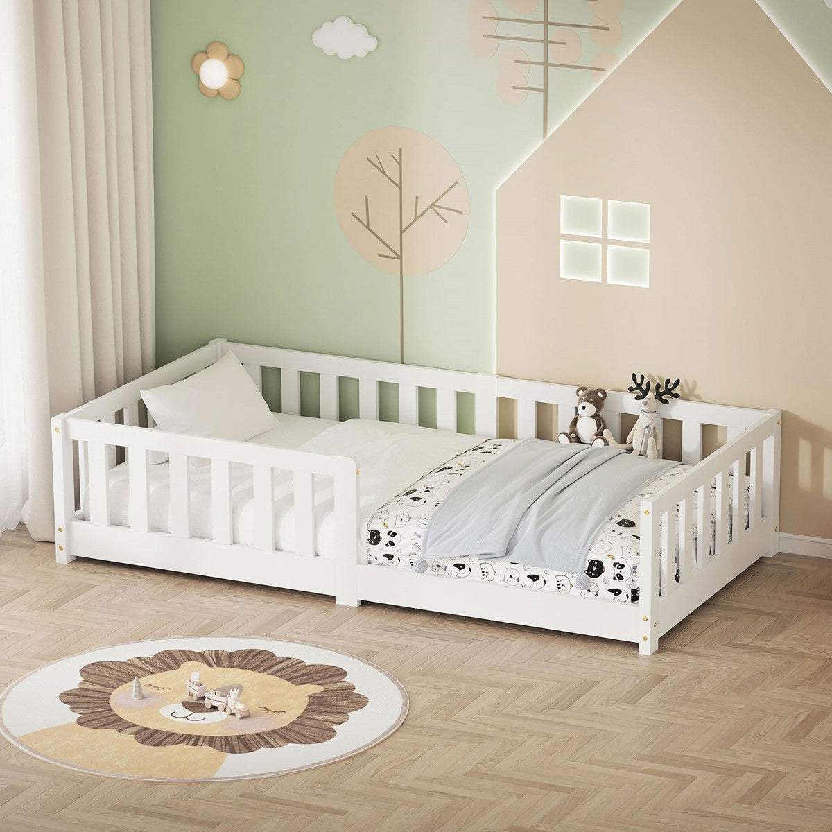 Dětský pokoj s bílou postelí, hračkami a kulatým kobercem.