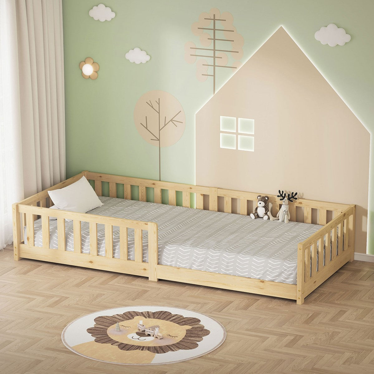 Een lichte kinderkamer met een houten bed, een vloerkleed en wanddecoraties.