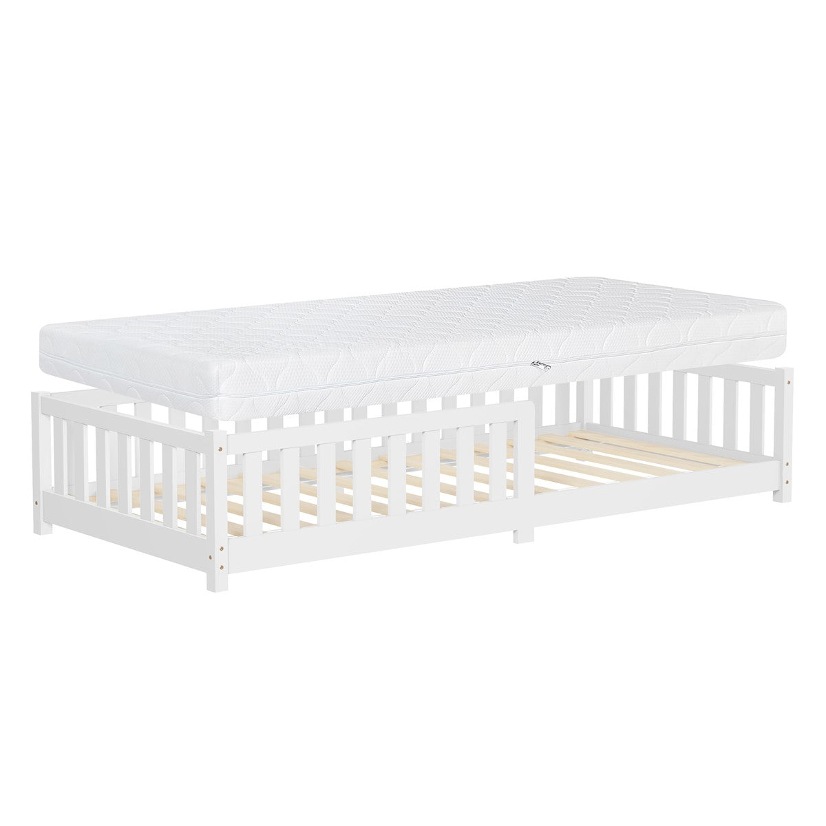 Weißes Kinderbett mit Matratze, slatted frame sichtbar.