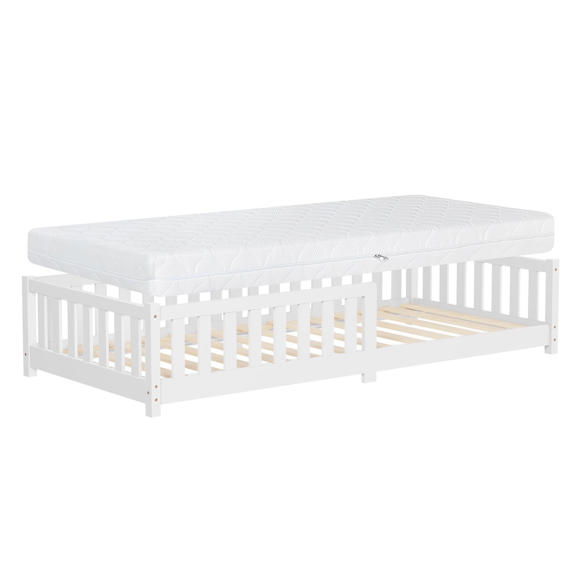 Weißes Kinderbett mit Matratze, slatted frame sichtbar.