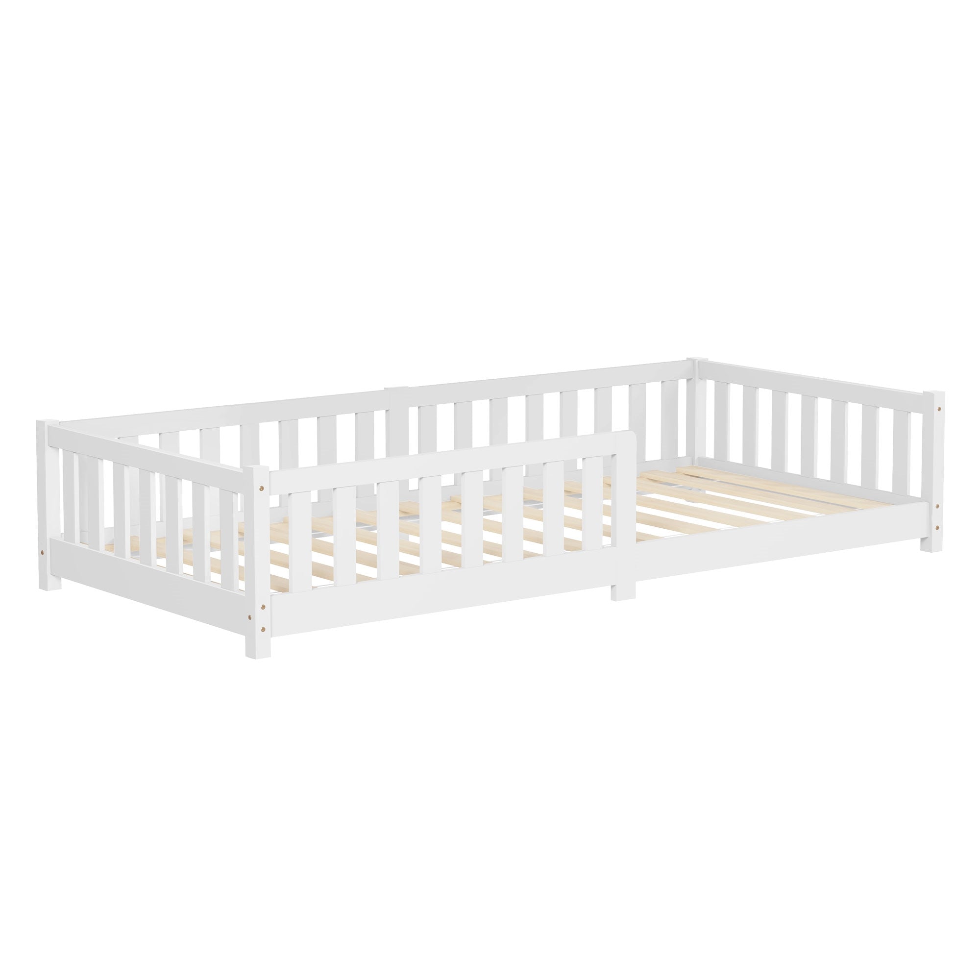Weißes Bett aus Kiefernholz, seitliche Gitter und Lattenrost.