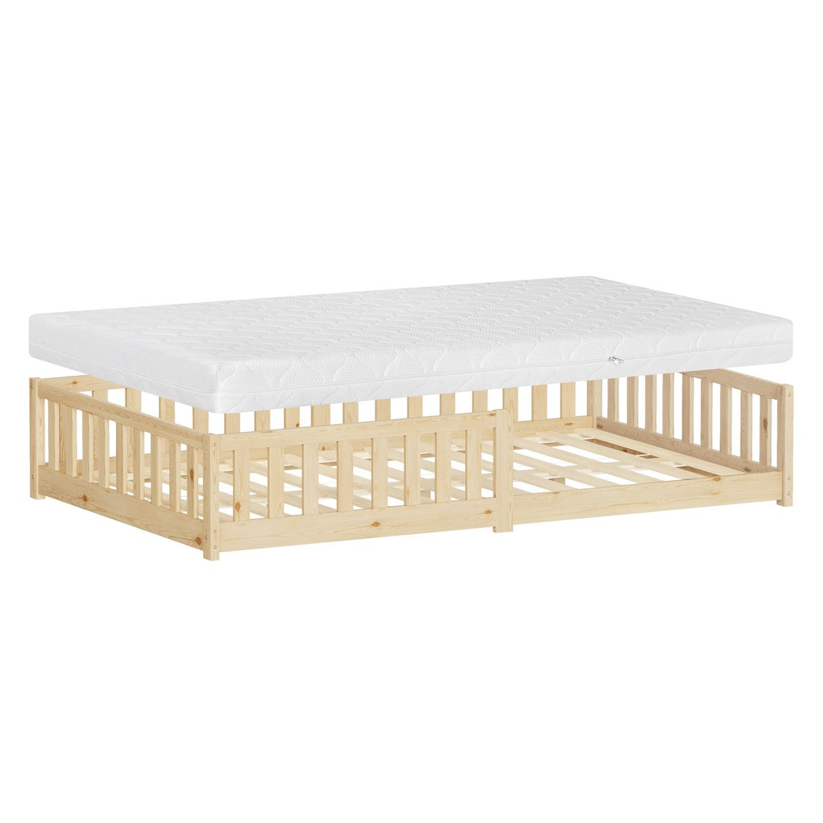 Ein Kinderbett mit Matratze, auf einem hellen Boden, mit einem slatted Rahmen.