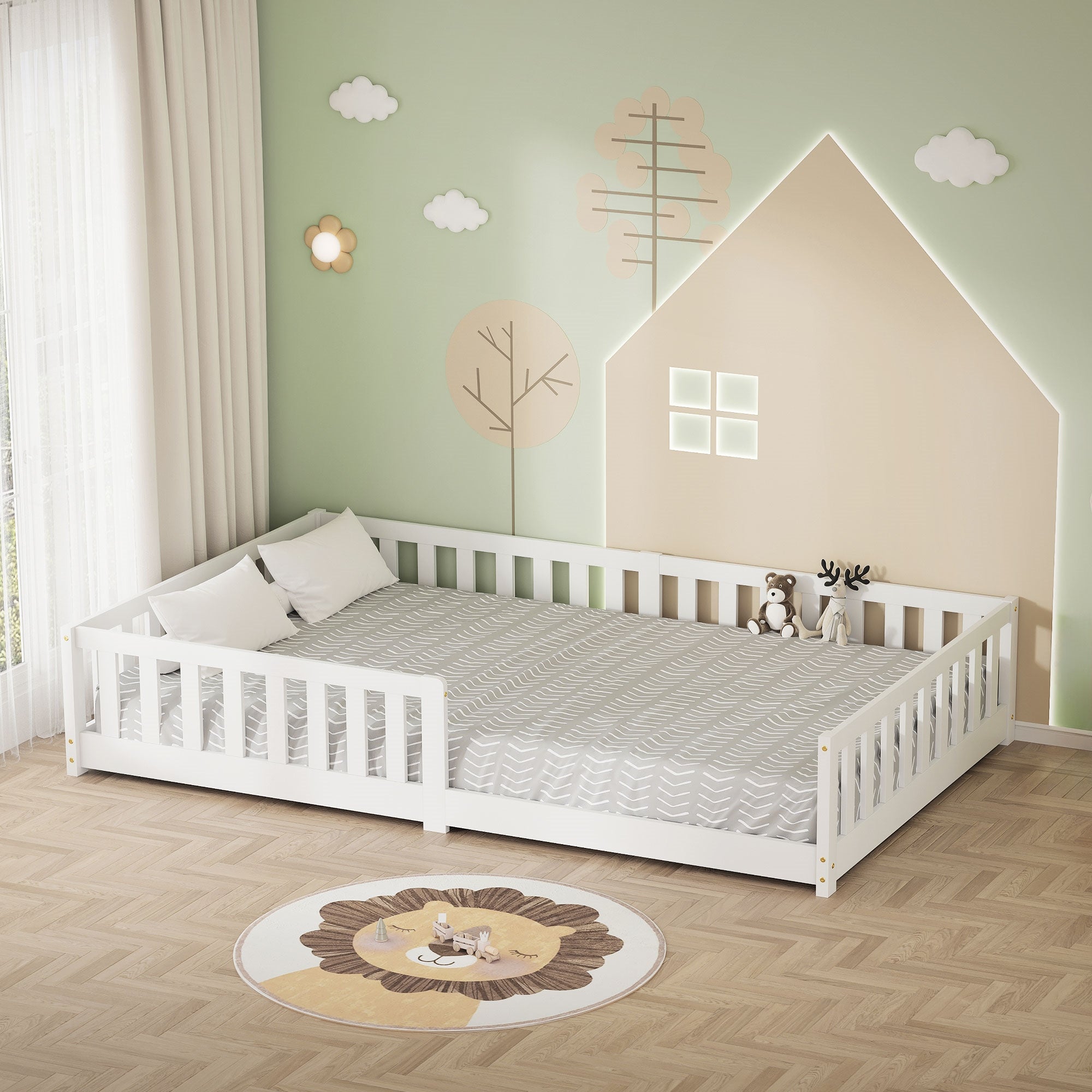 Ein Kinderbett aus Holz mit grauer Matratze und weißen Wänden, dekoriert mit Wolken.