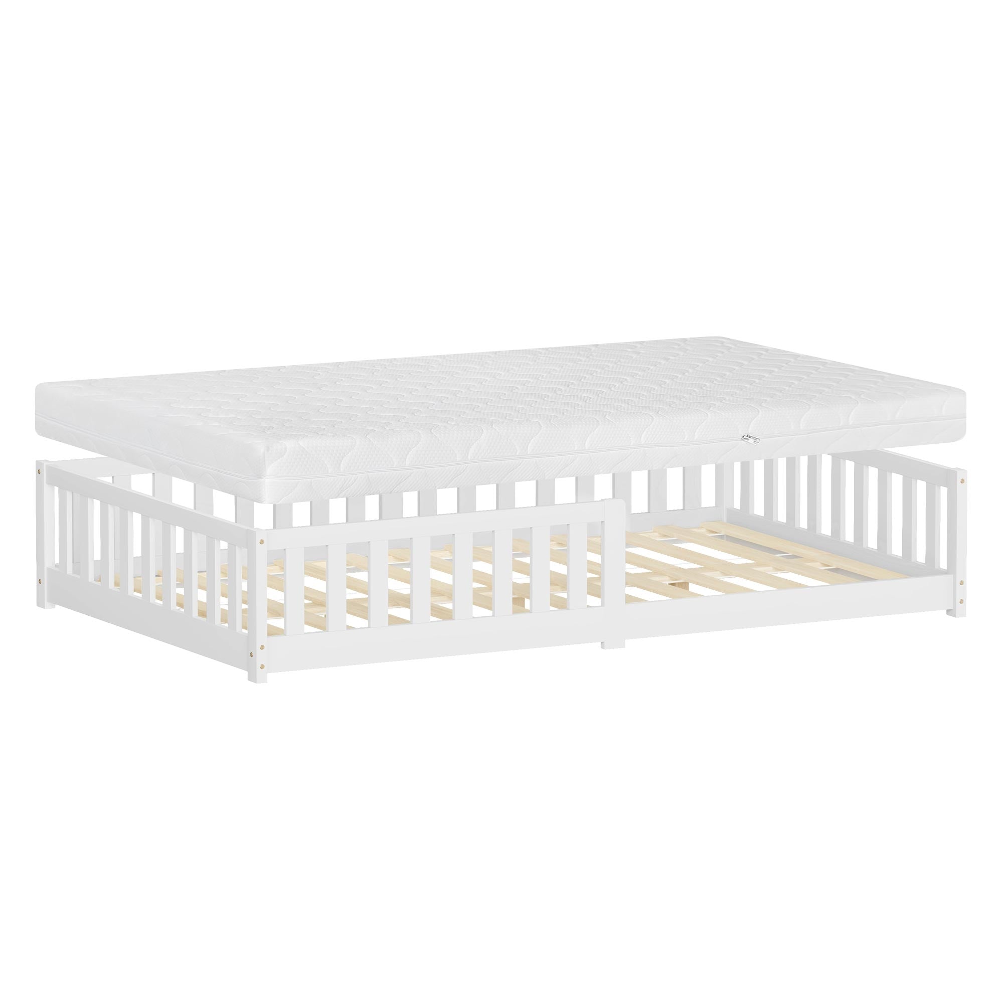 Letto per bambini bianco con materasso, rete a doghe e base aperta.