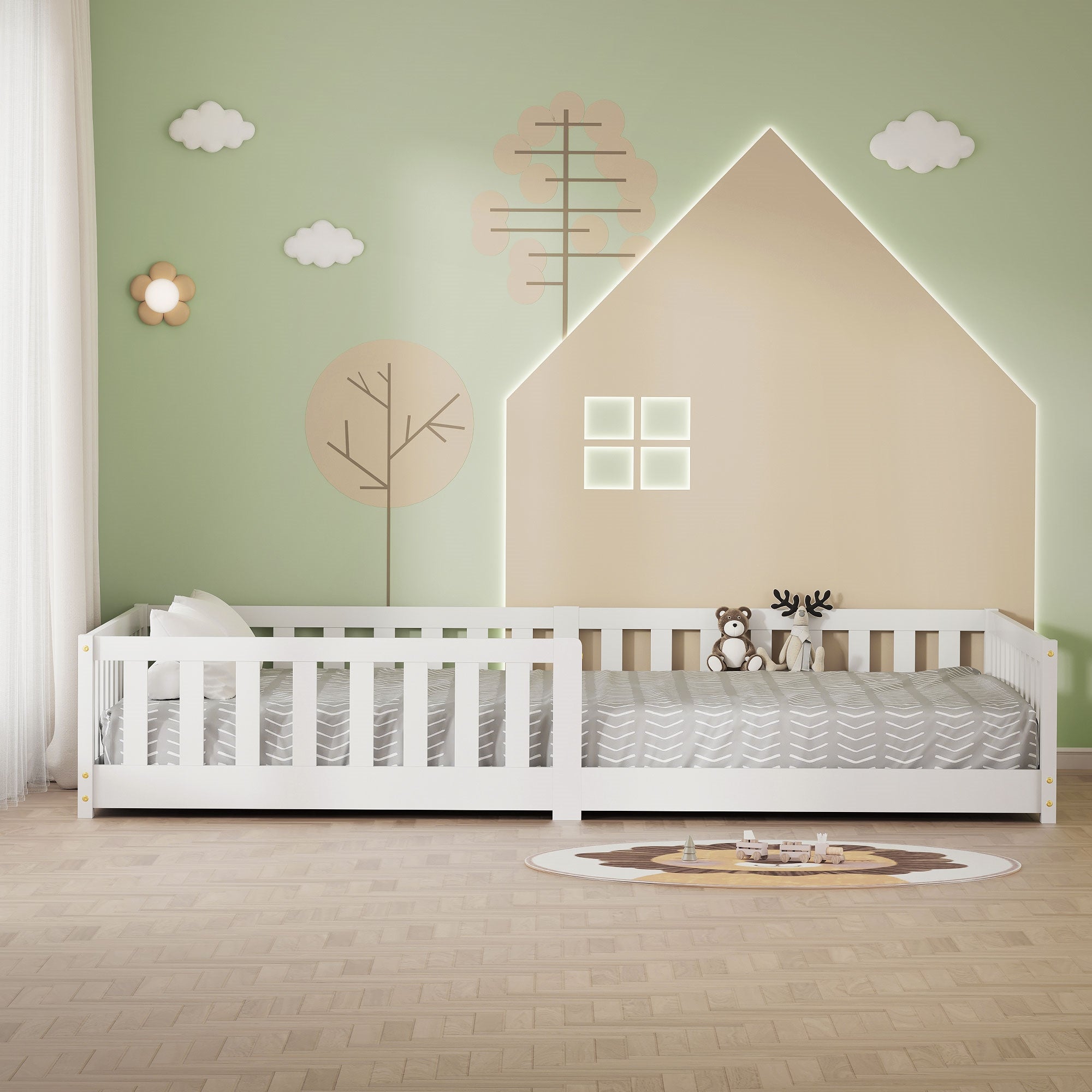 Ein Kinderbett in einem Raum mit grüner Wand und Wolkenmotiven.