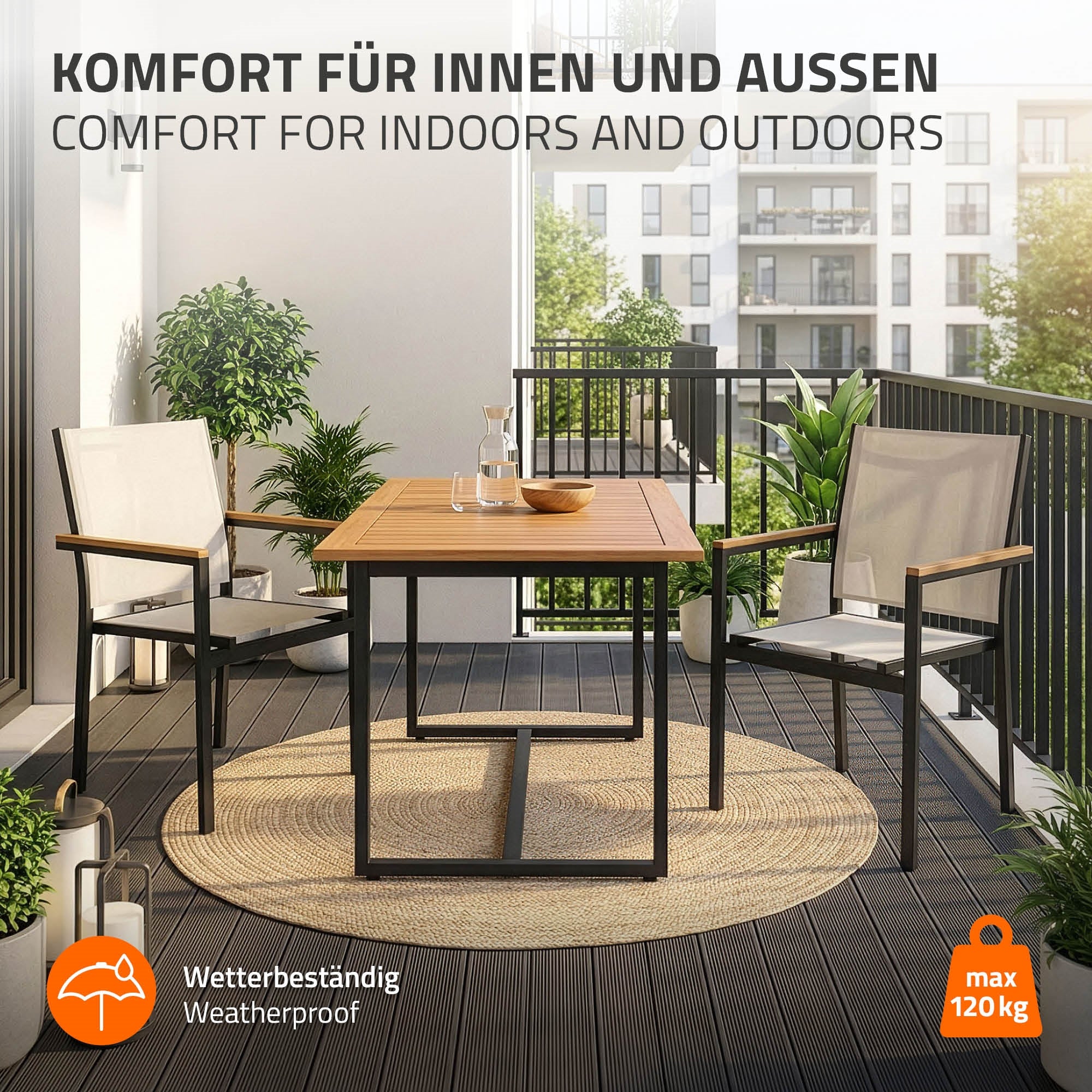 Une table avec deux chaises sur un balcon, entourée de plantes.