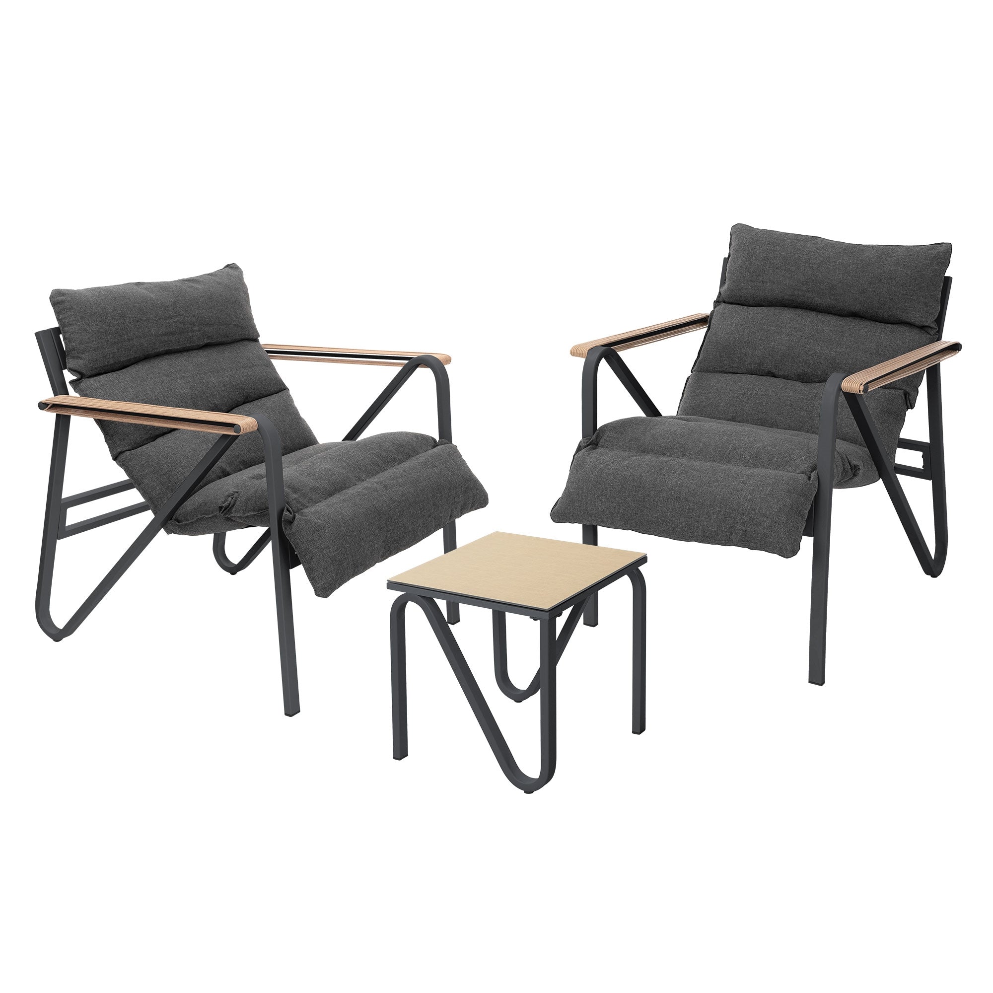 Zwei graue Sessel mit Holzarmlehnen und ein kleiner Tisch.