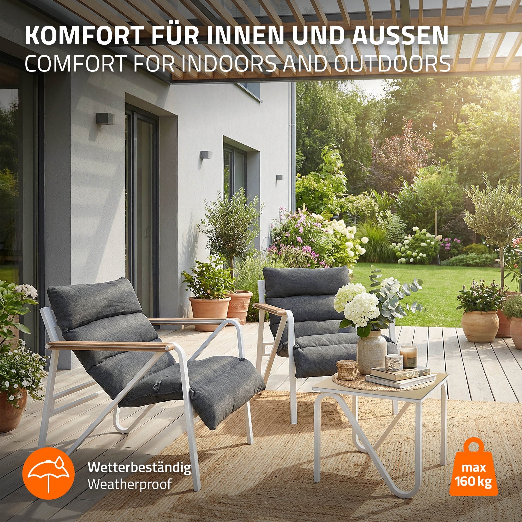 To komfortable stole og et bord på en terrasse med planter.