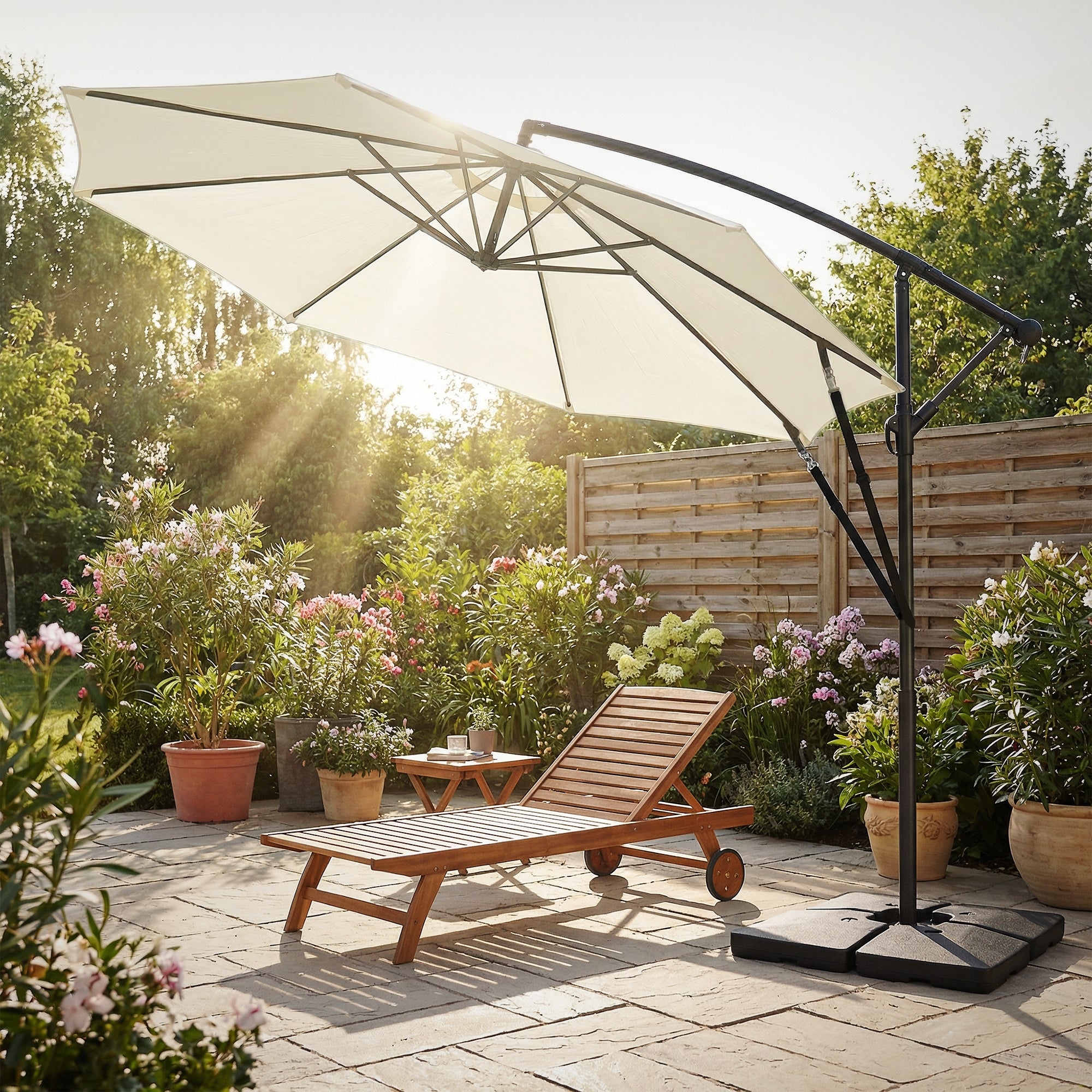 Gartenliege mit Sonnenschirm und Pflanzen im Hintergrund.