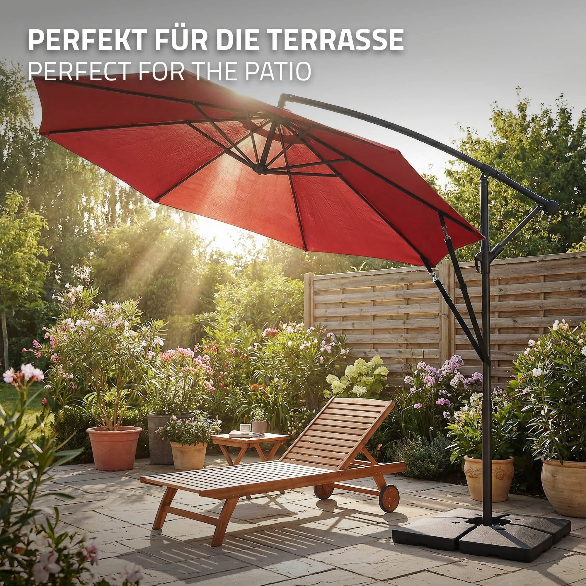 Terrazza con ombrellone rosso e lettino, circondata da piante.