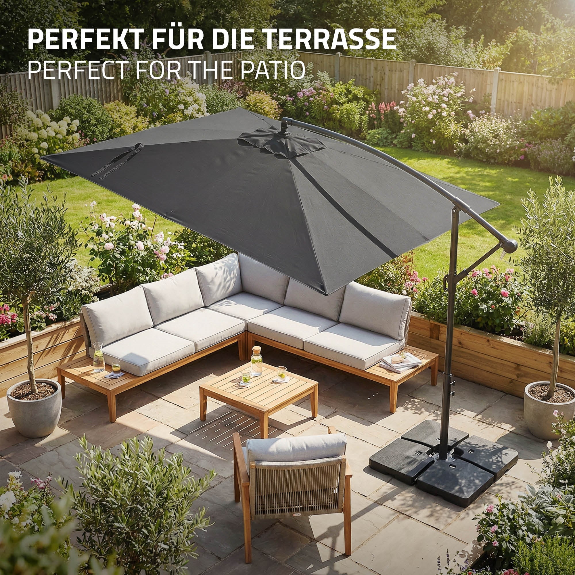Parasolfod i sort, på en terrasse med møbler og planter.