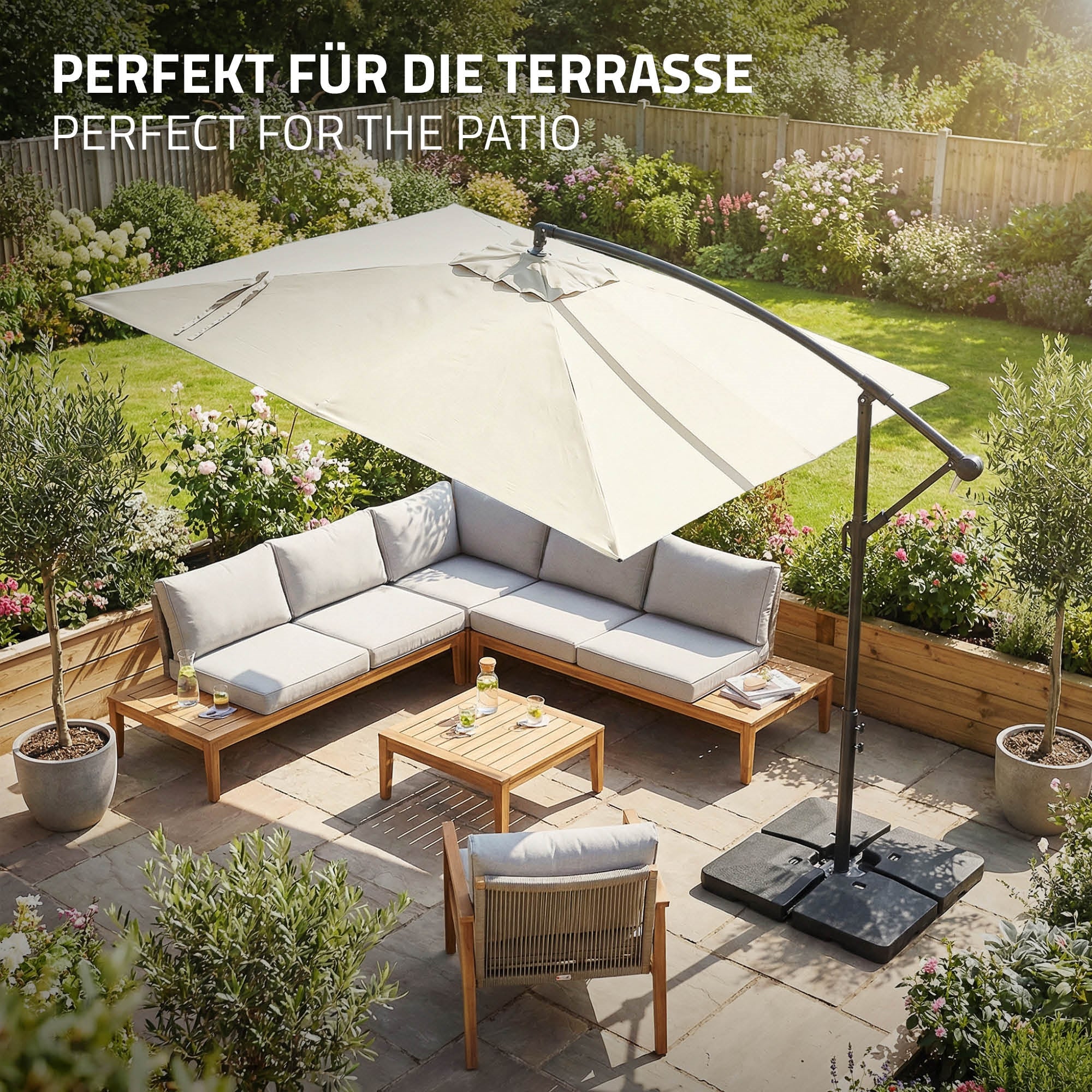 Ampelschirm über einer Terrassenlounge mit Pflanzen im Hintergrund.