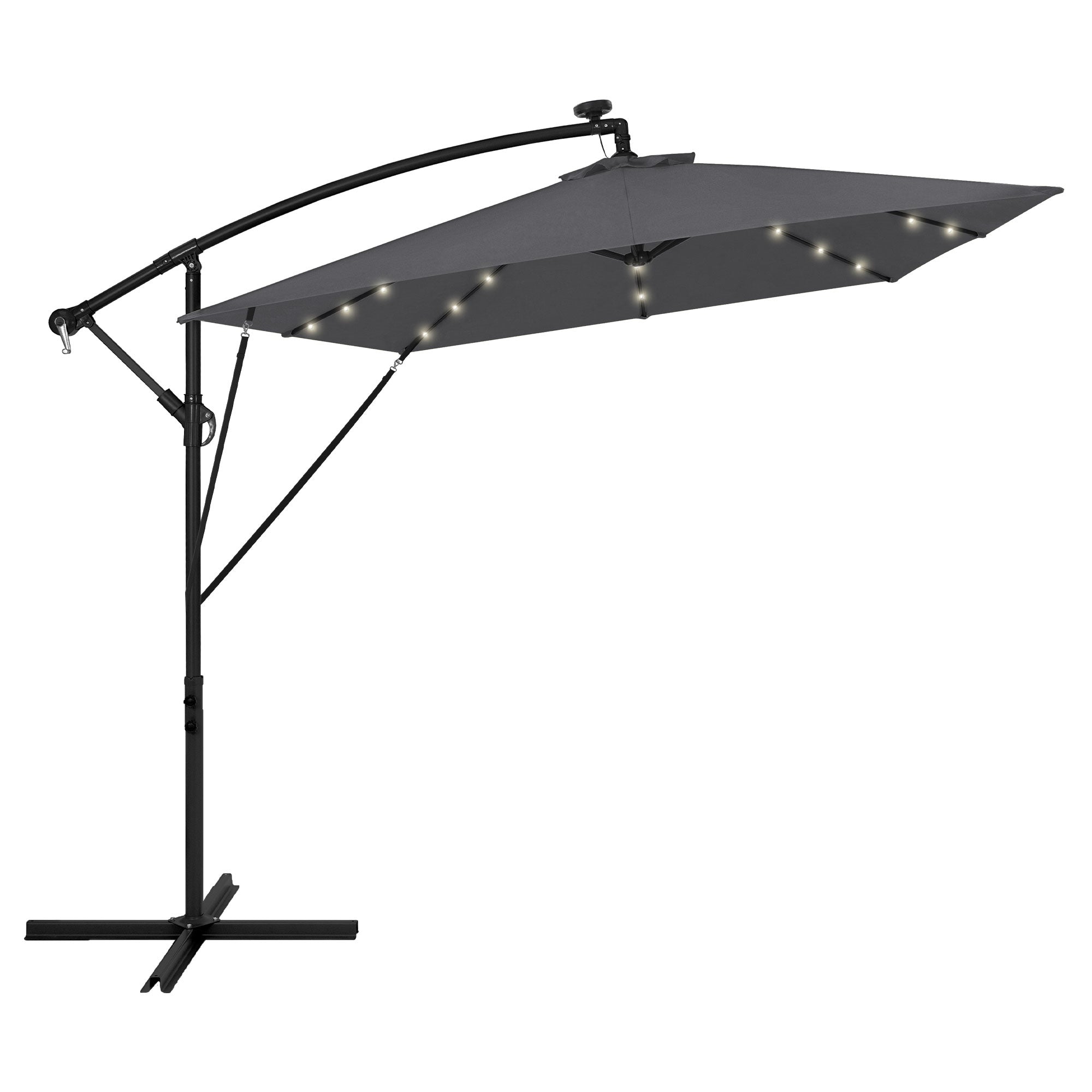 En stor, sort parasol med belysning på et stel.