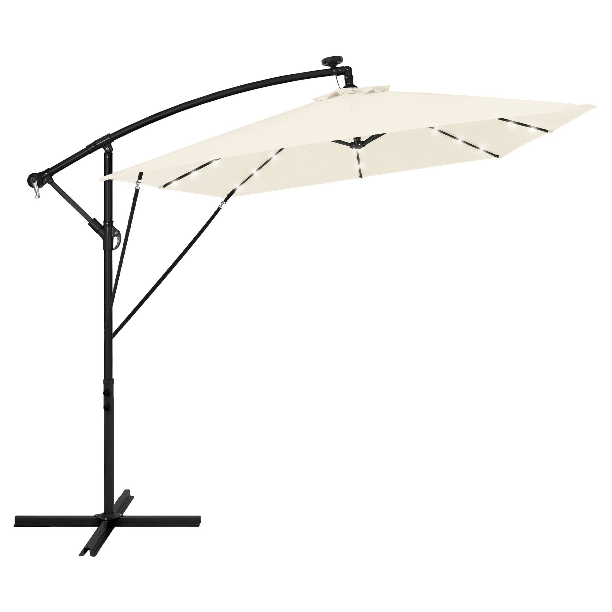 En stor, beige parasol på en stabil ramme.