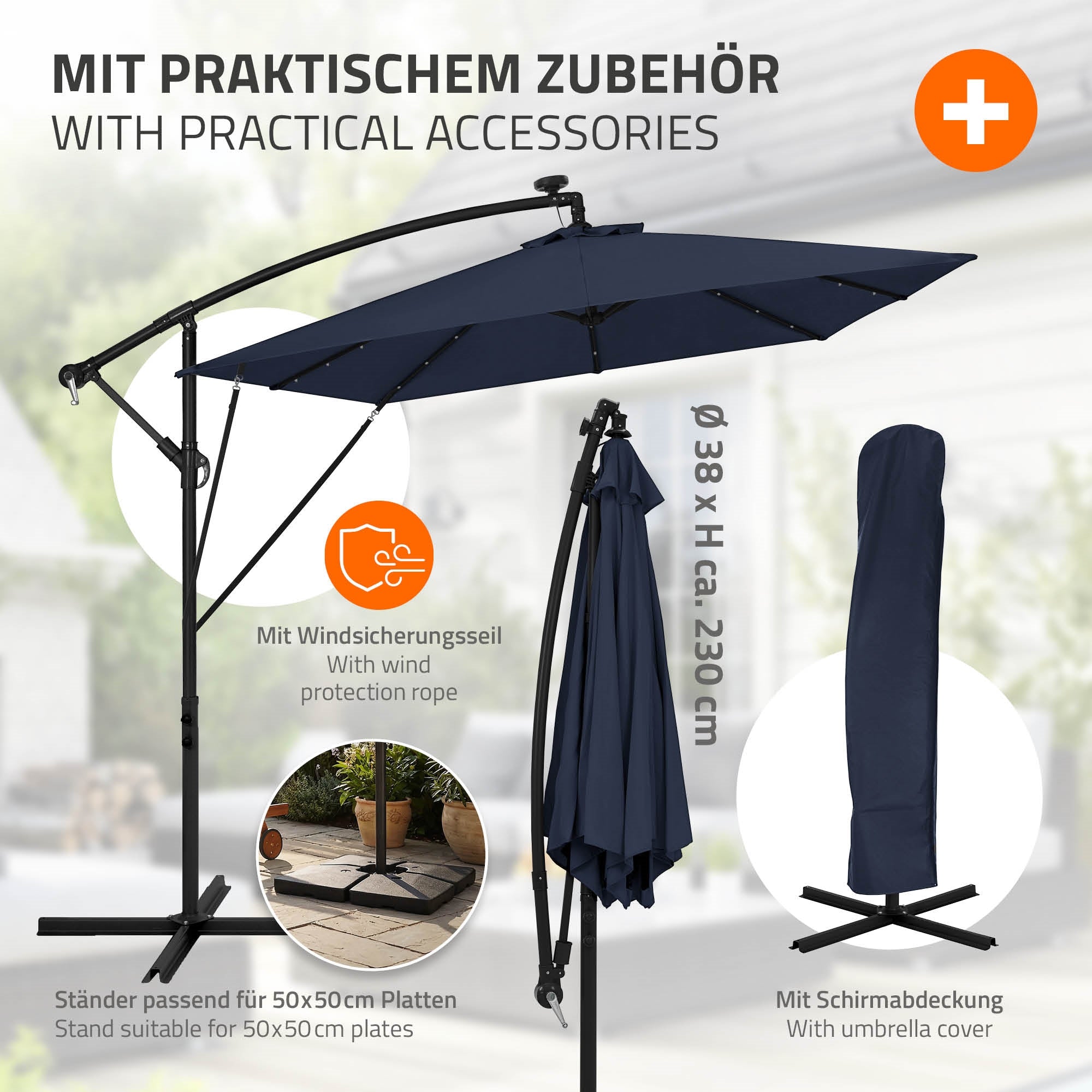 Dunkelblauer Sonnenschirm mit Zubehör und Schutzhülle auf einem Balkon.