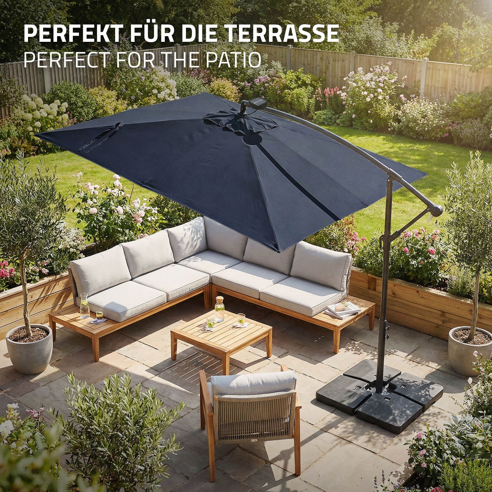 Dunkelblauer Sonnenschirm über einer Sitzgruppe auf einer Terrasse mit Pflanzen im Hintergrund.