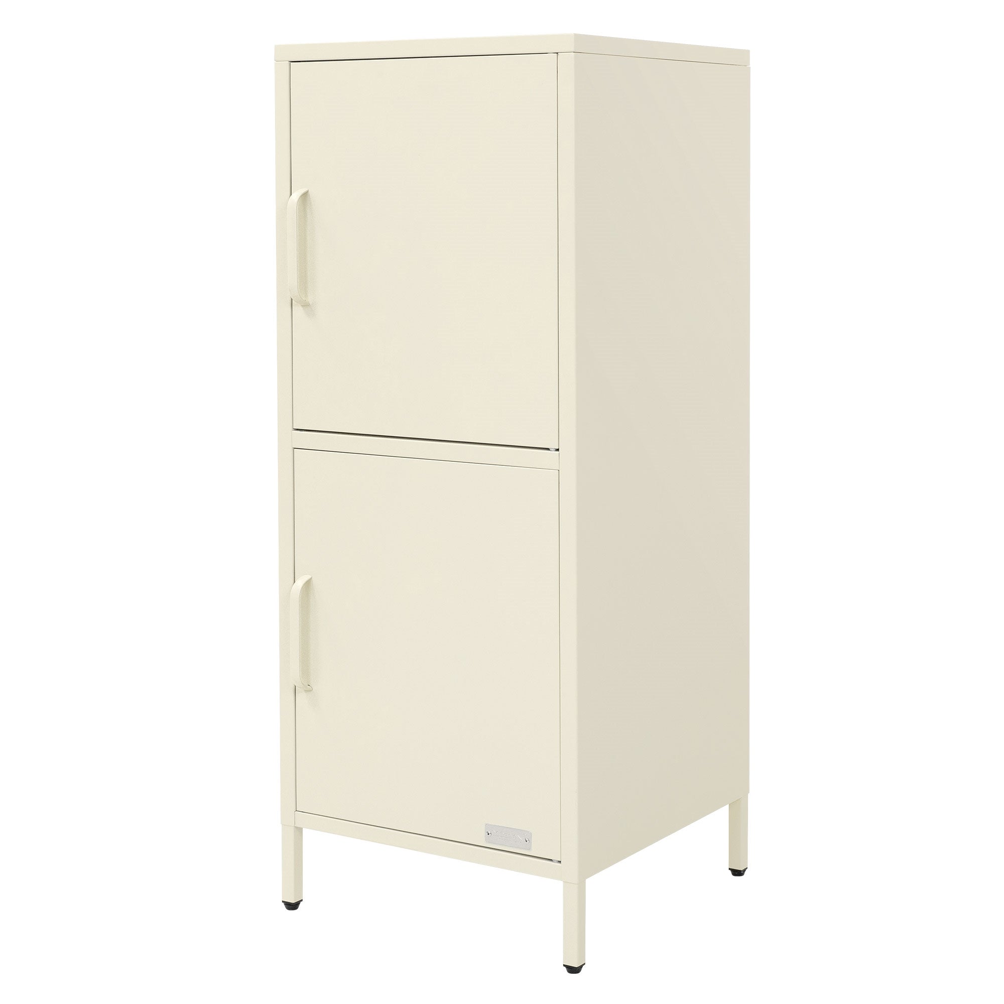 Weißer Schrank mit zwei Türen, der geschlossen ist, auf einem weißen Hintergrund.