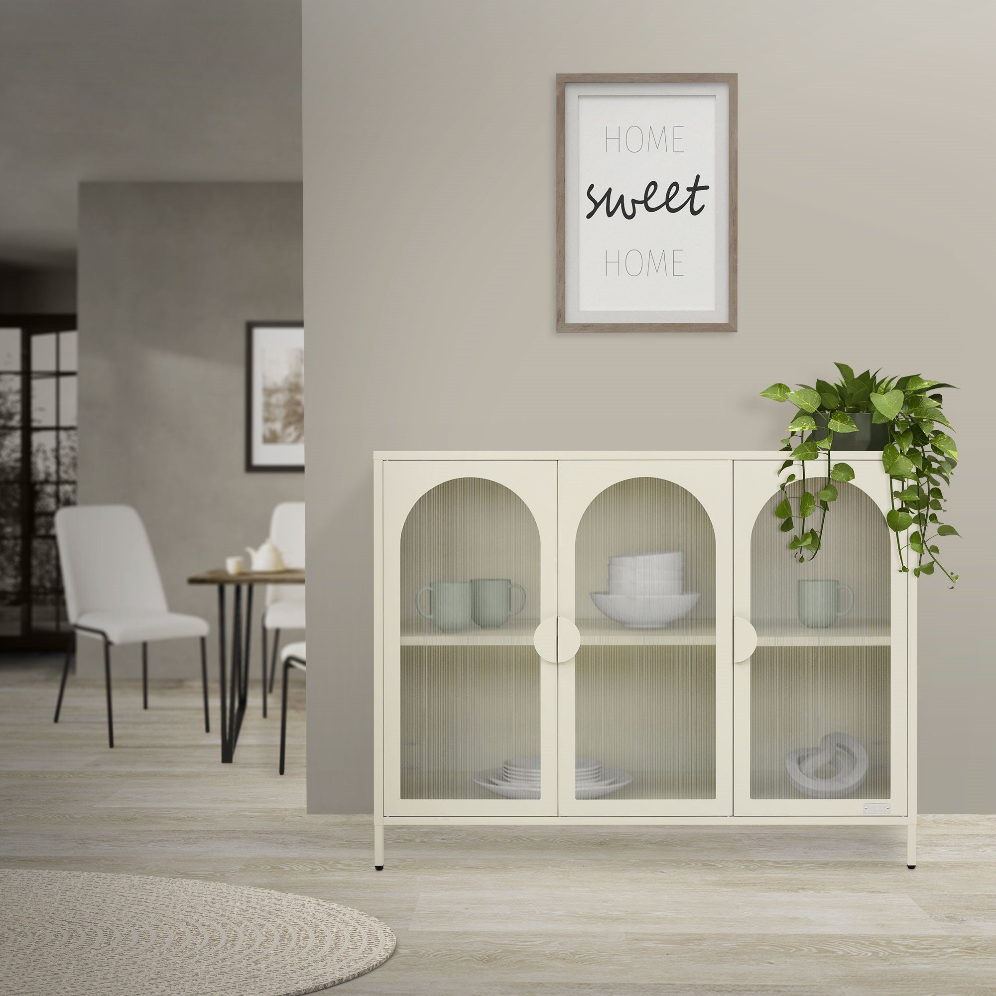 Armoire claire dans la pièce, avec des plantes et de la décoration, atmosphère conviviale.