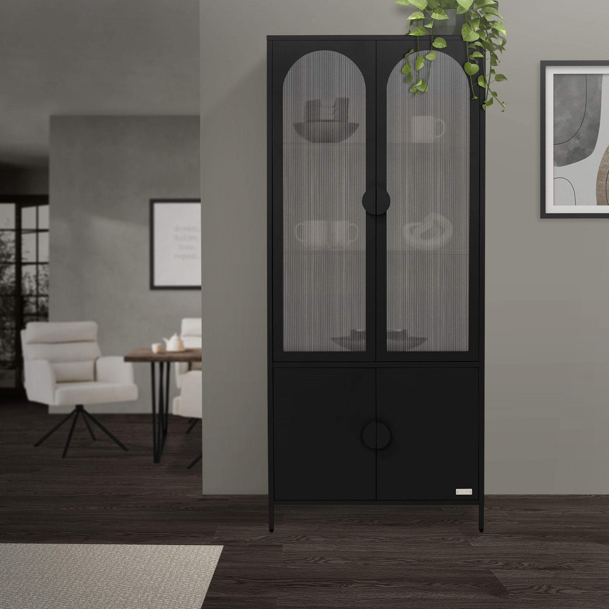 Schwarzer Schrank mit Glastüren und Pflanzen im Hintergrund.