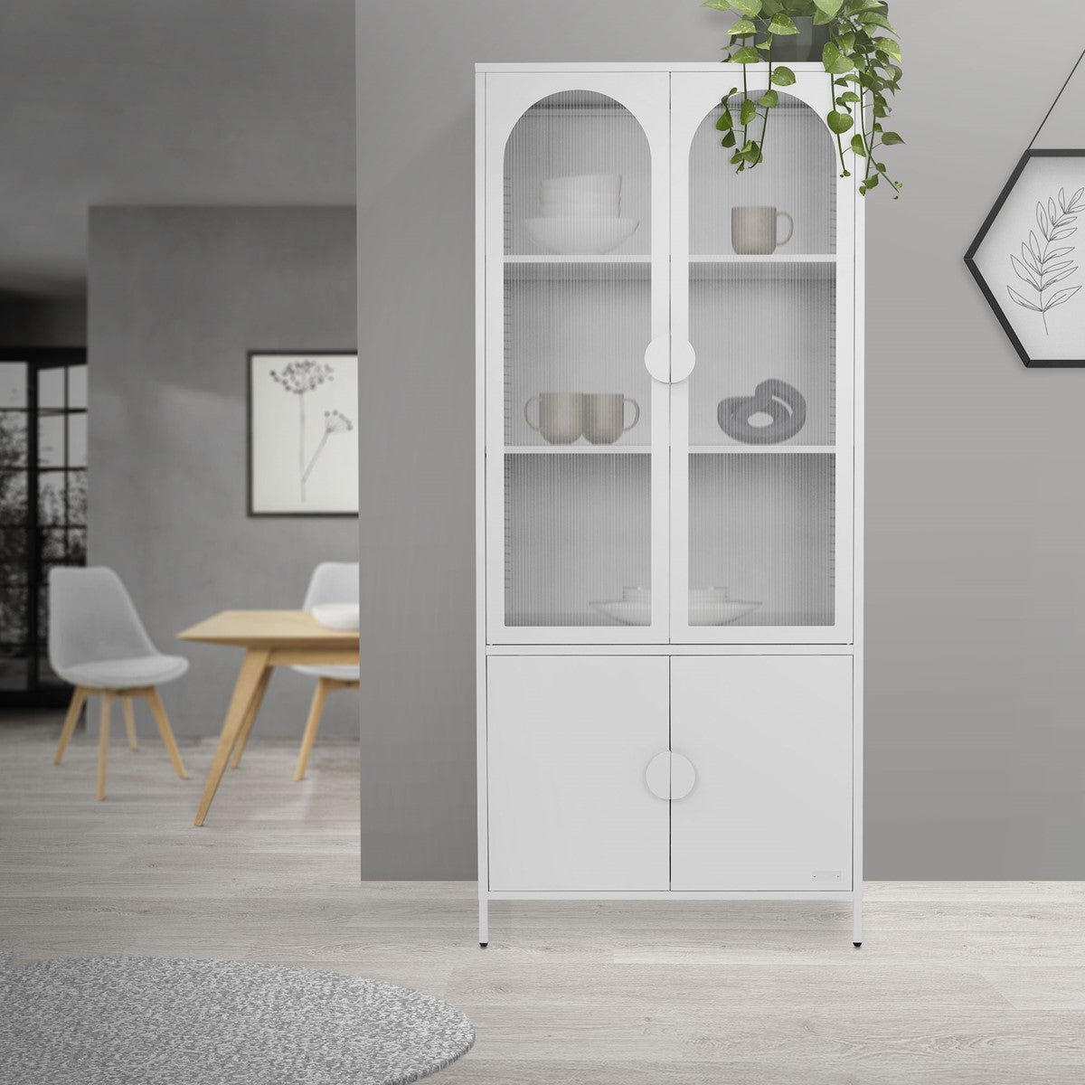 Fehér szekrény növényekkel és edényekkel egy modern helyiségben.
