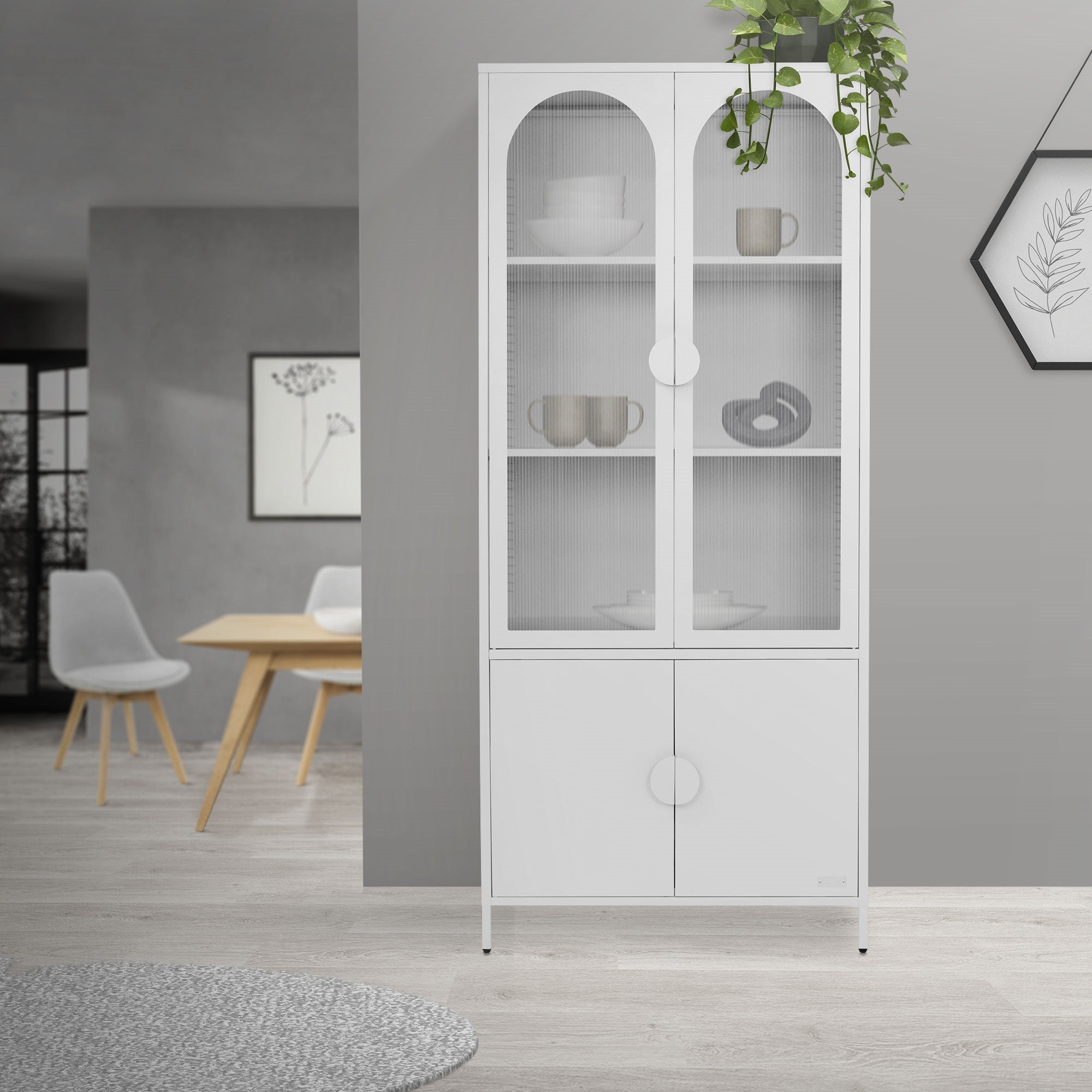 Une armoire blanche avec des plantes et de la vaisselle dans une pièce moderne.