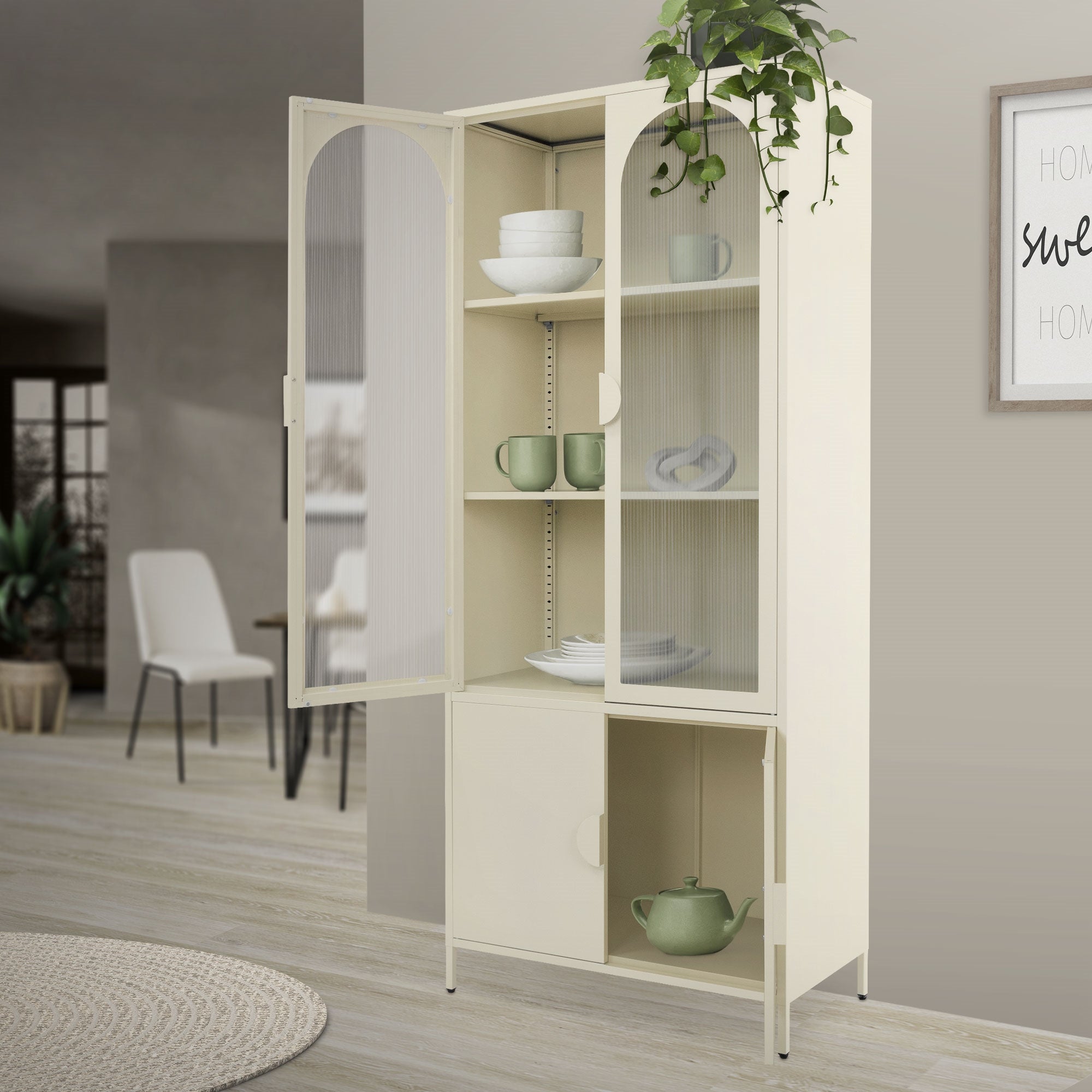 Beige Hochschrank mit offenen und geschlossenen Fächern, Pflanzen daneben.
