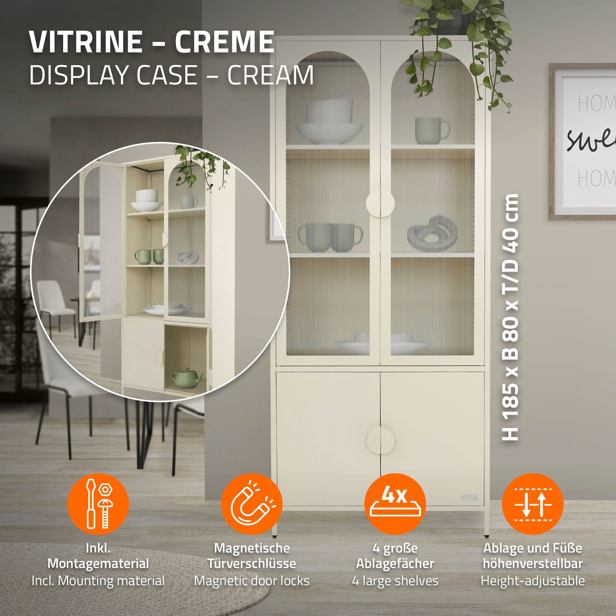 Vitrine in Cremefarbe mit Glastüren und mehreren Regalen.