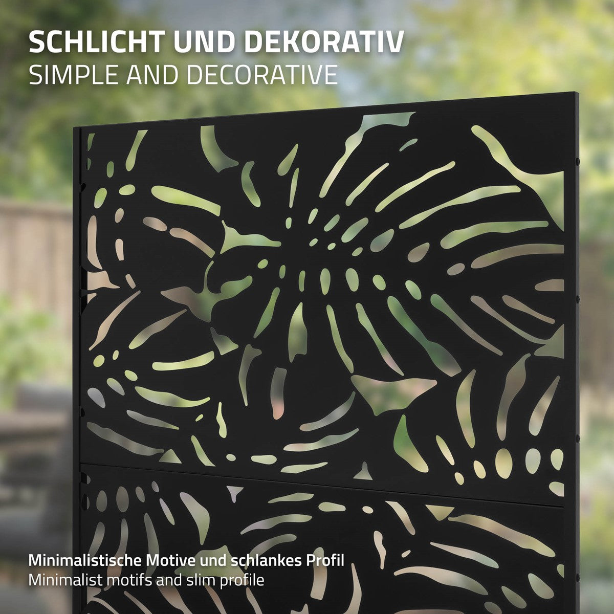 Schwarze Trennwand mit floralem Muster im Garten.
