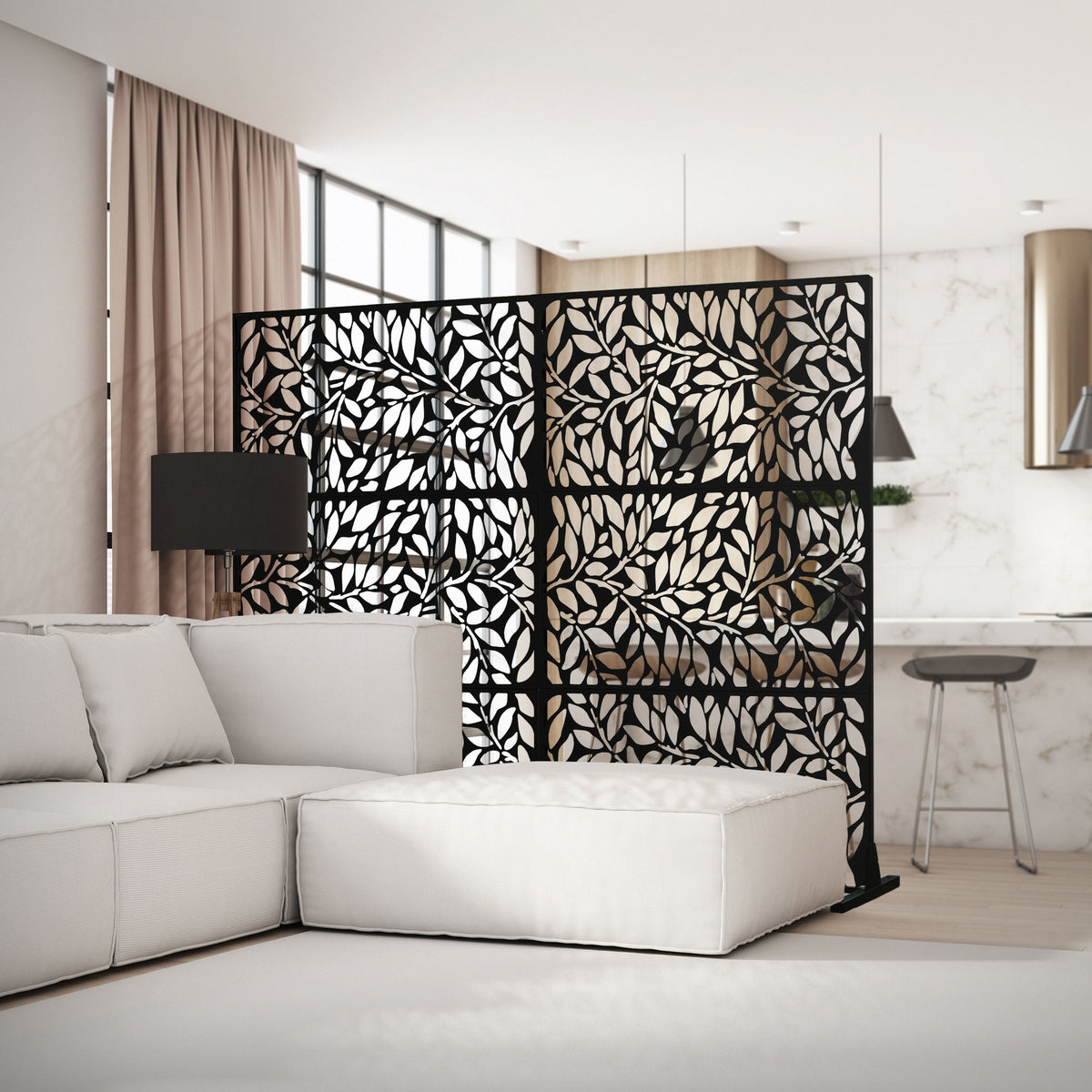 Stue med beige sofa og en dekorativ rumdeler i sort bladdesign.