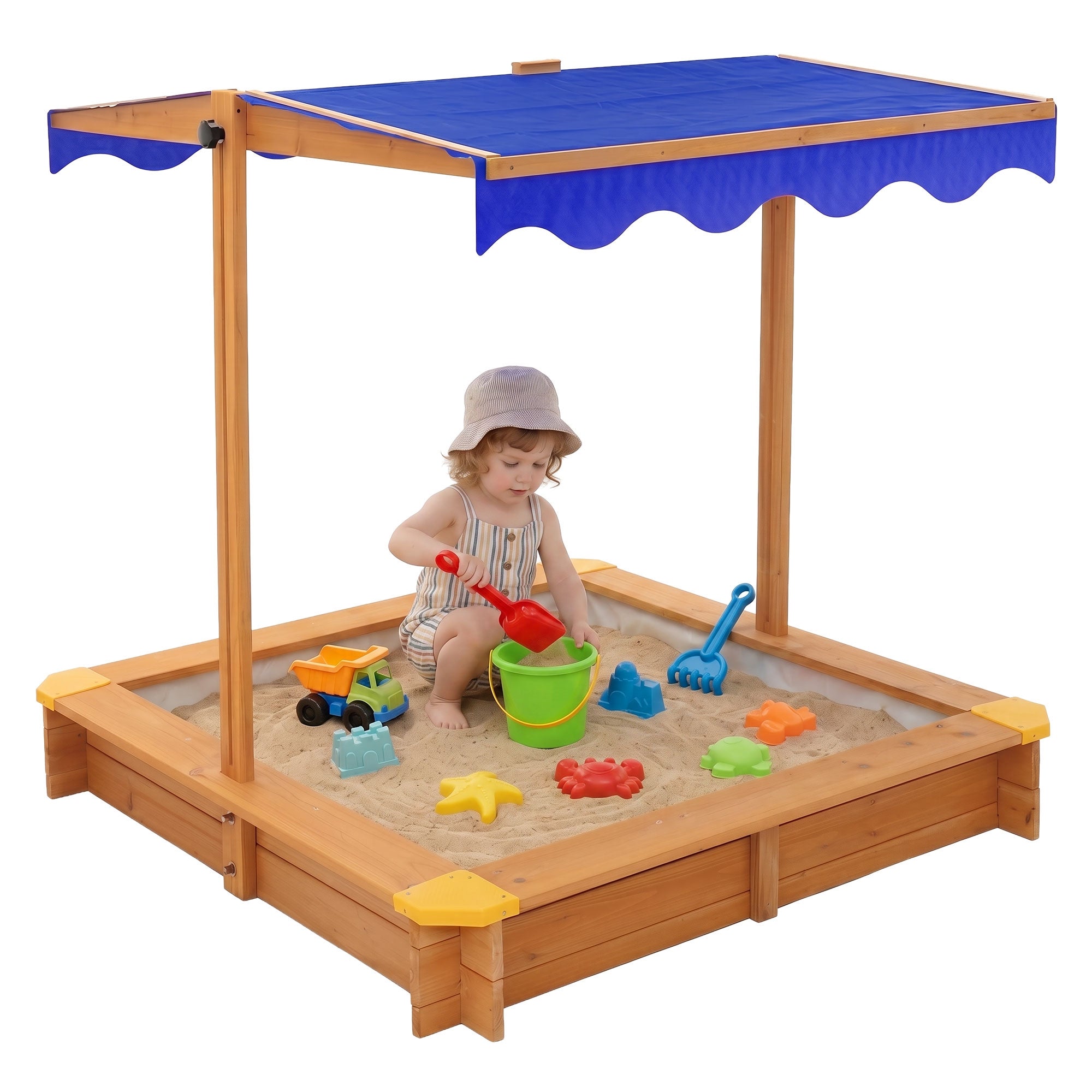 Kind spielt im Sandkasten mit Spielzeug, blaues Dach über dem Sand.