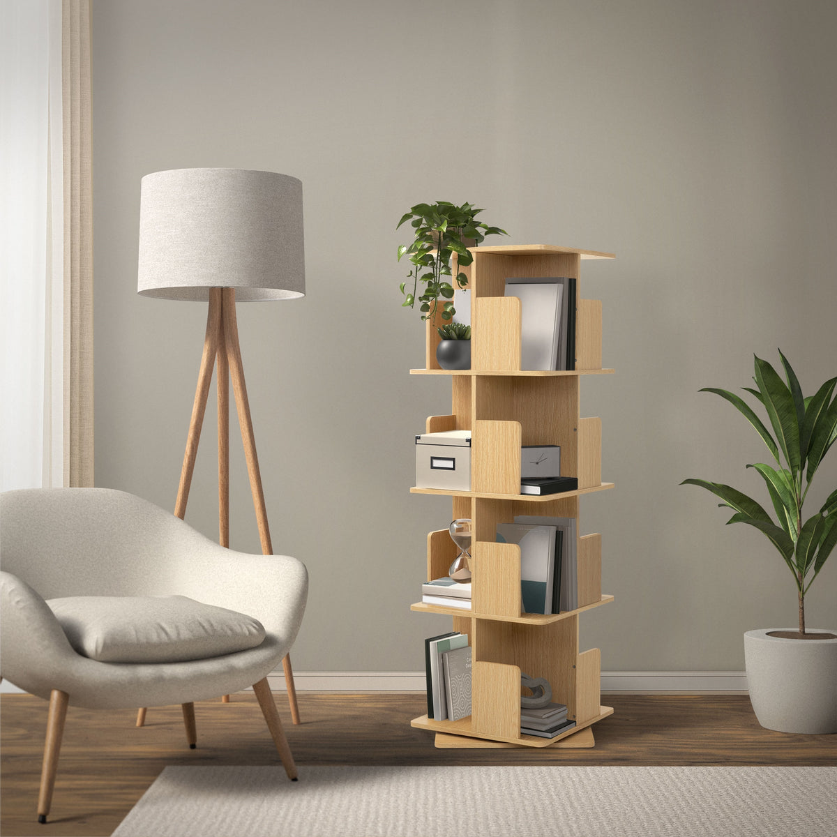 Reol med planter, lampe og stol i et rum.