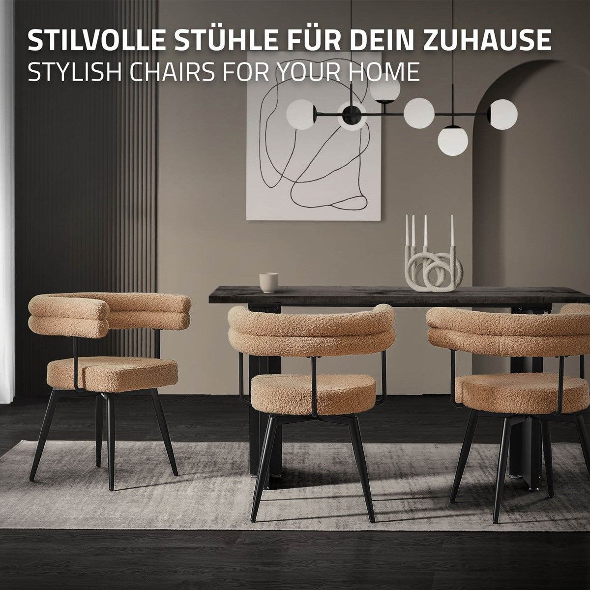 Moderna beige matstolar runt ett bord med dekoration