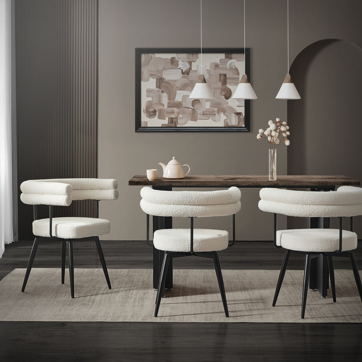 Étkező egy asztallal és három székkel egy modern helyiségben.