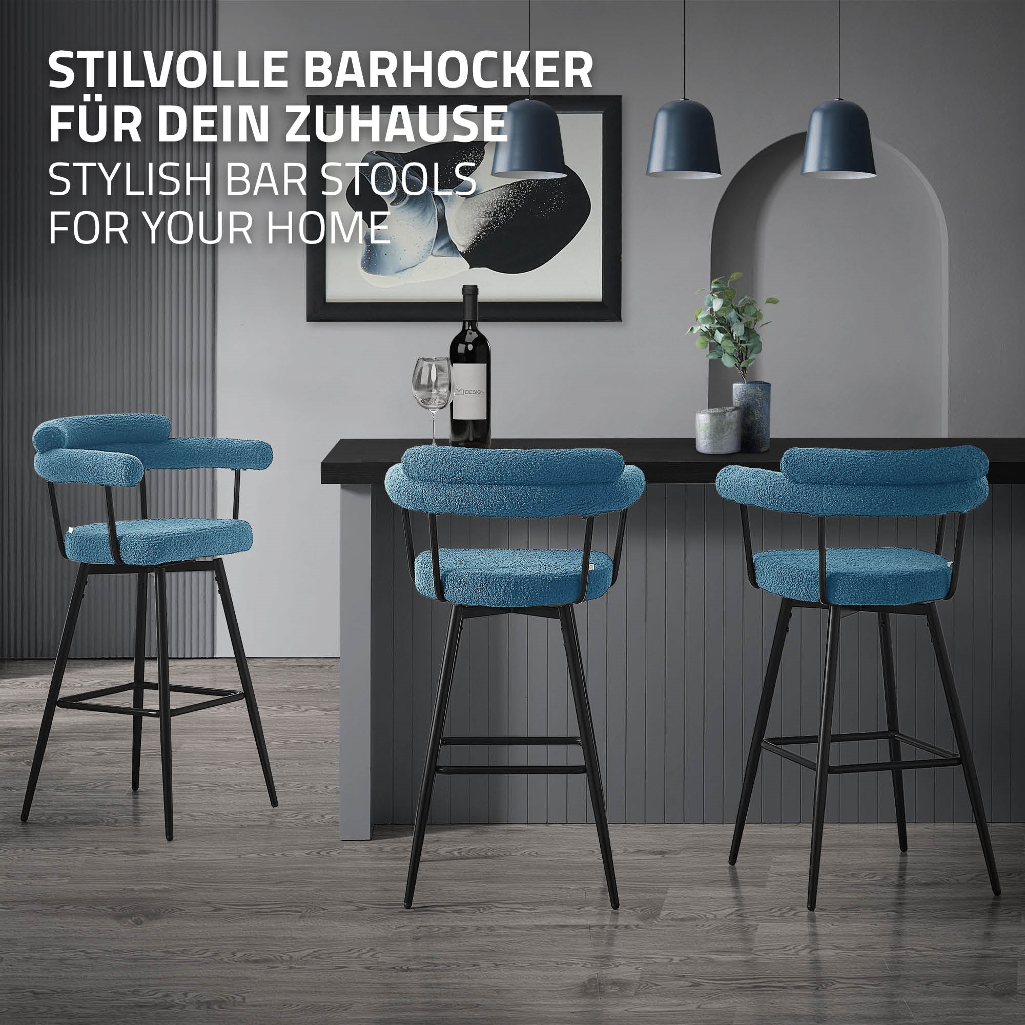 Drei stilvolle Barhocker in blauem Stoff vor einer Wand mit Holzverkleidung.