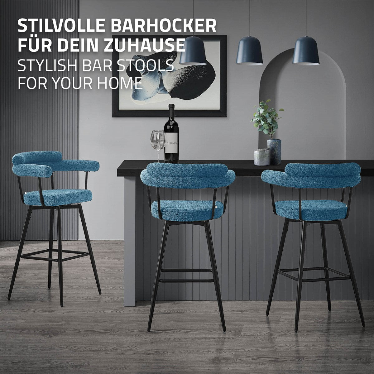 Drei stilvolle Barhocker in blauem Stoff vor einer Wand mit Holzverkleidung.